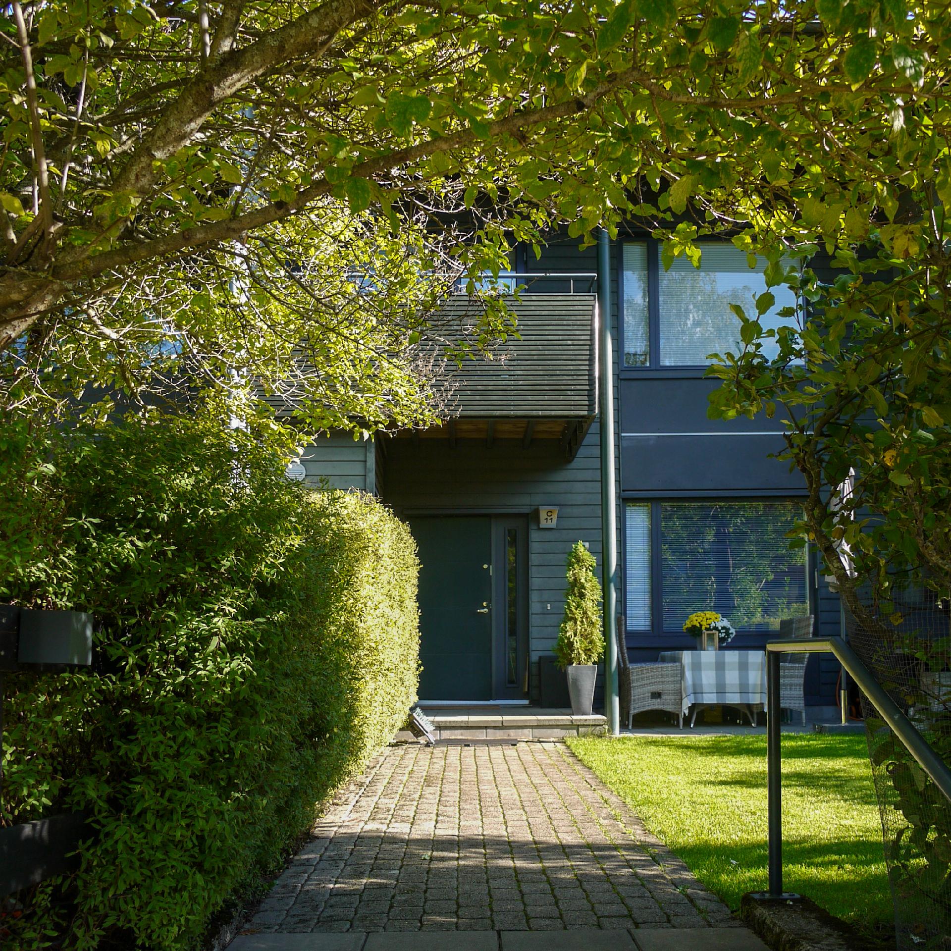 Vehreä, suojaisa piha