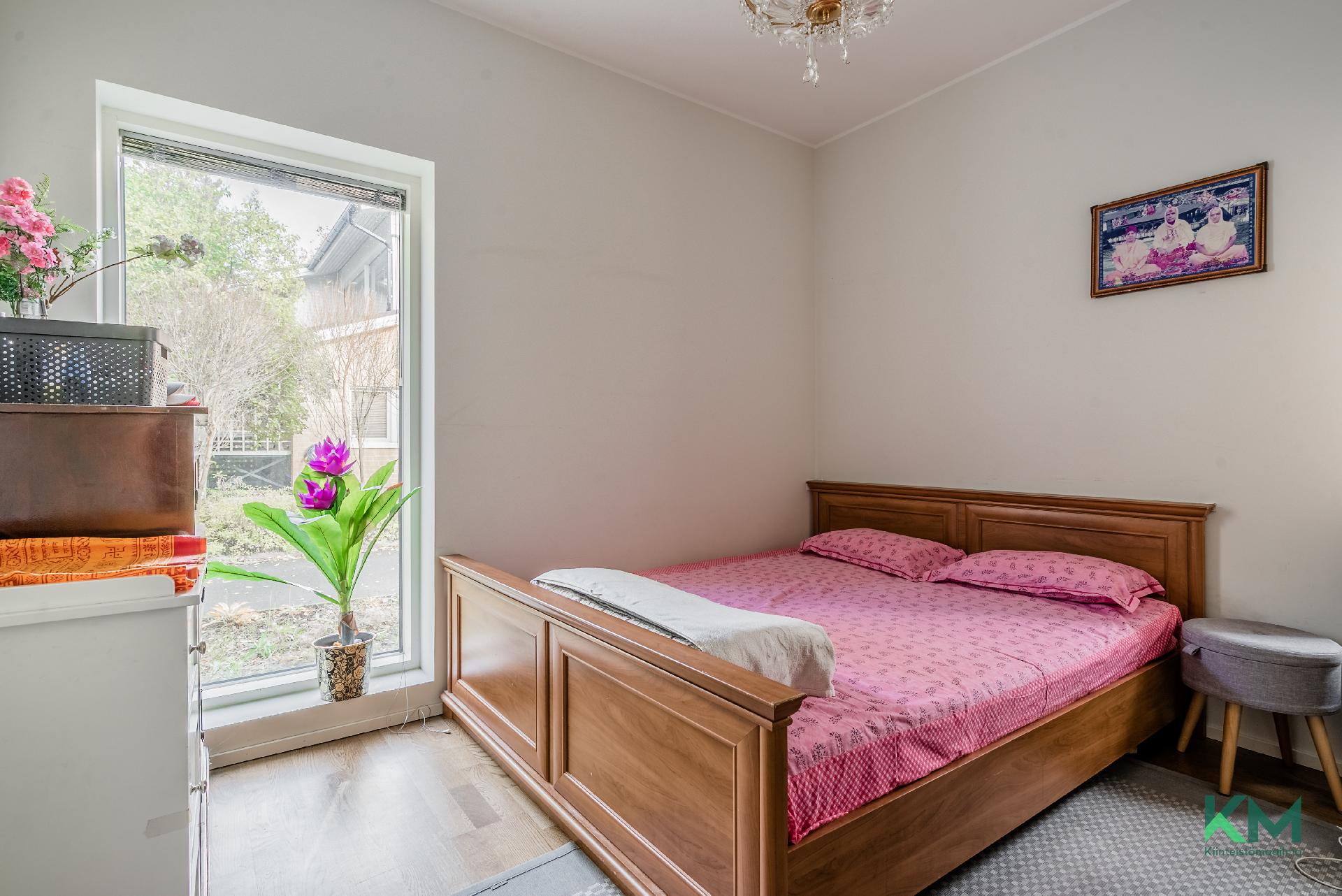 Alakerran makuuhuone