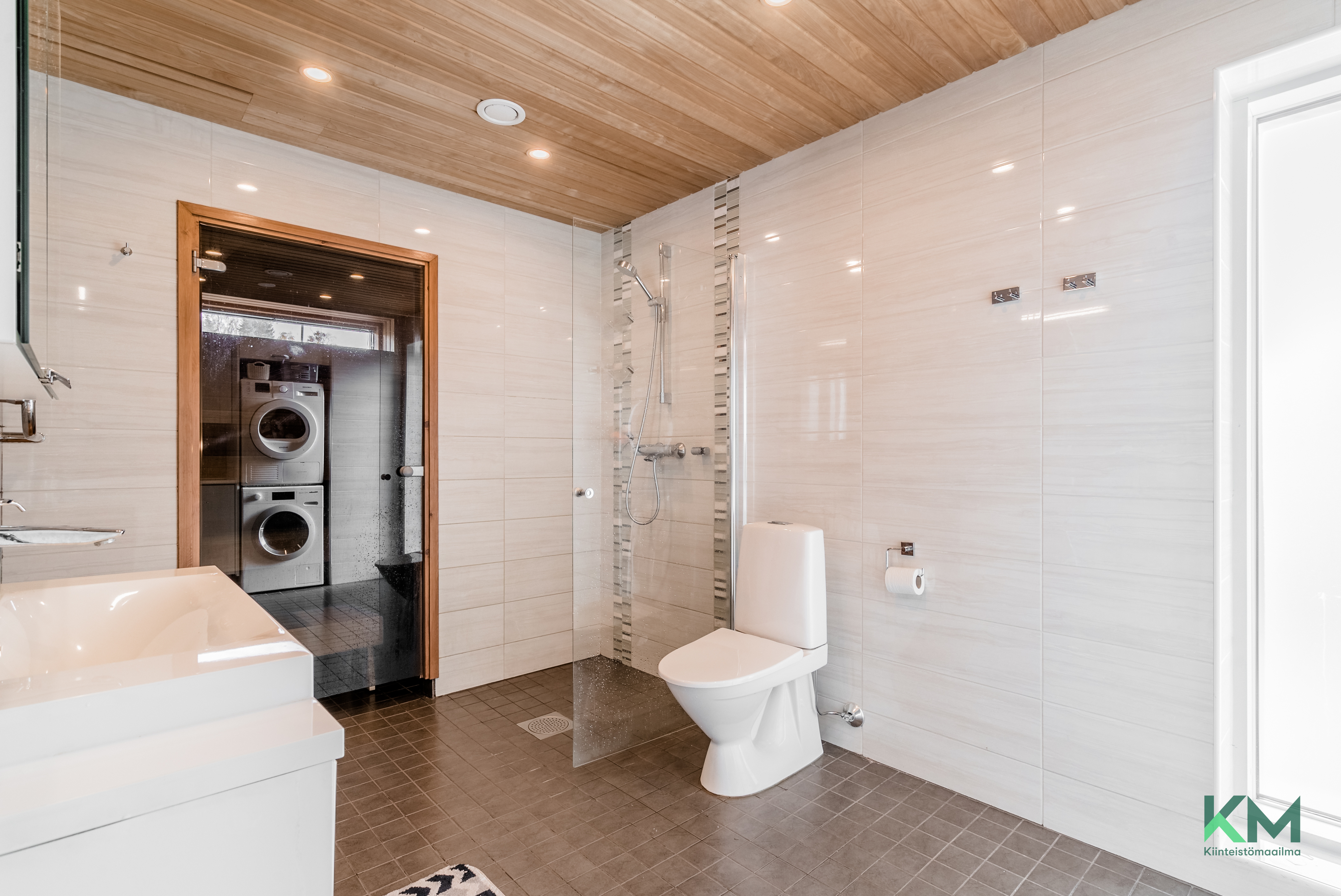 Yläkerran kylpyhuone