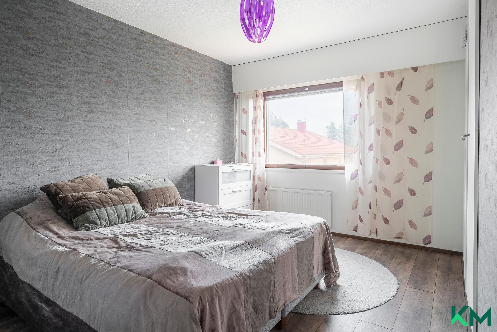 Yläkerran makuuhuone 1