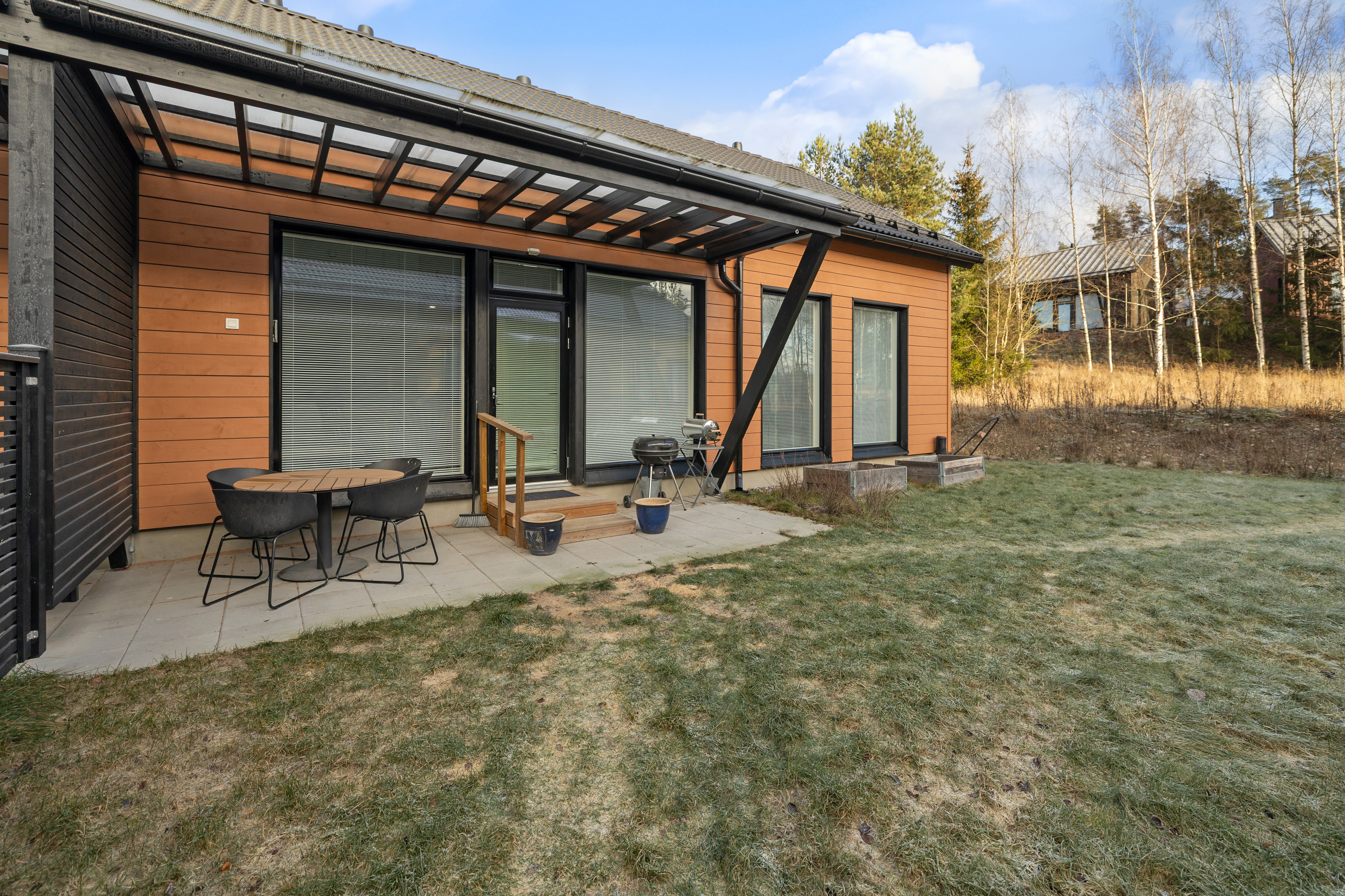 Terassilla on katos suojana