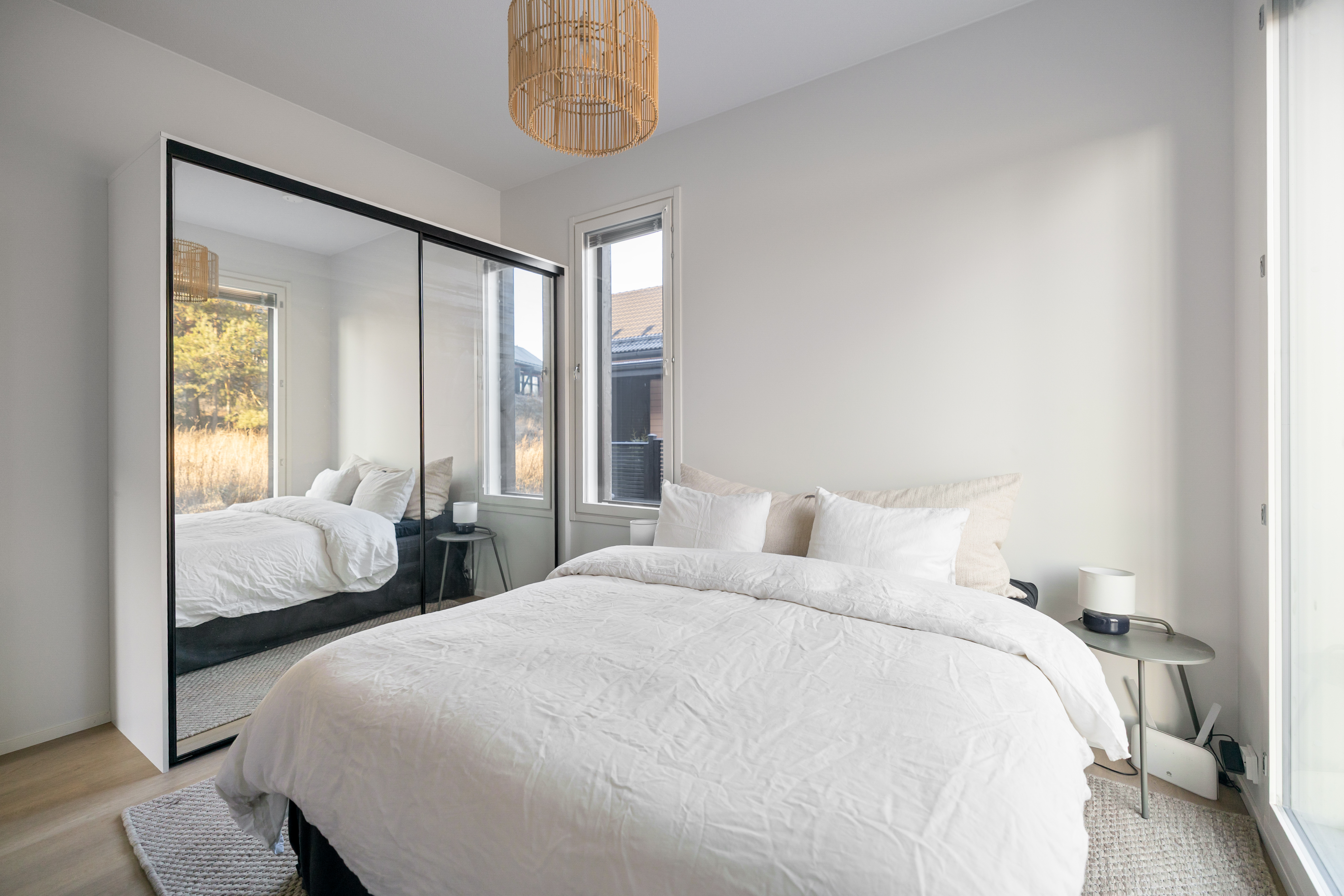 Peiliovellinen vaatekaappi