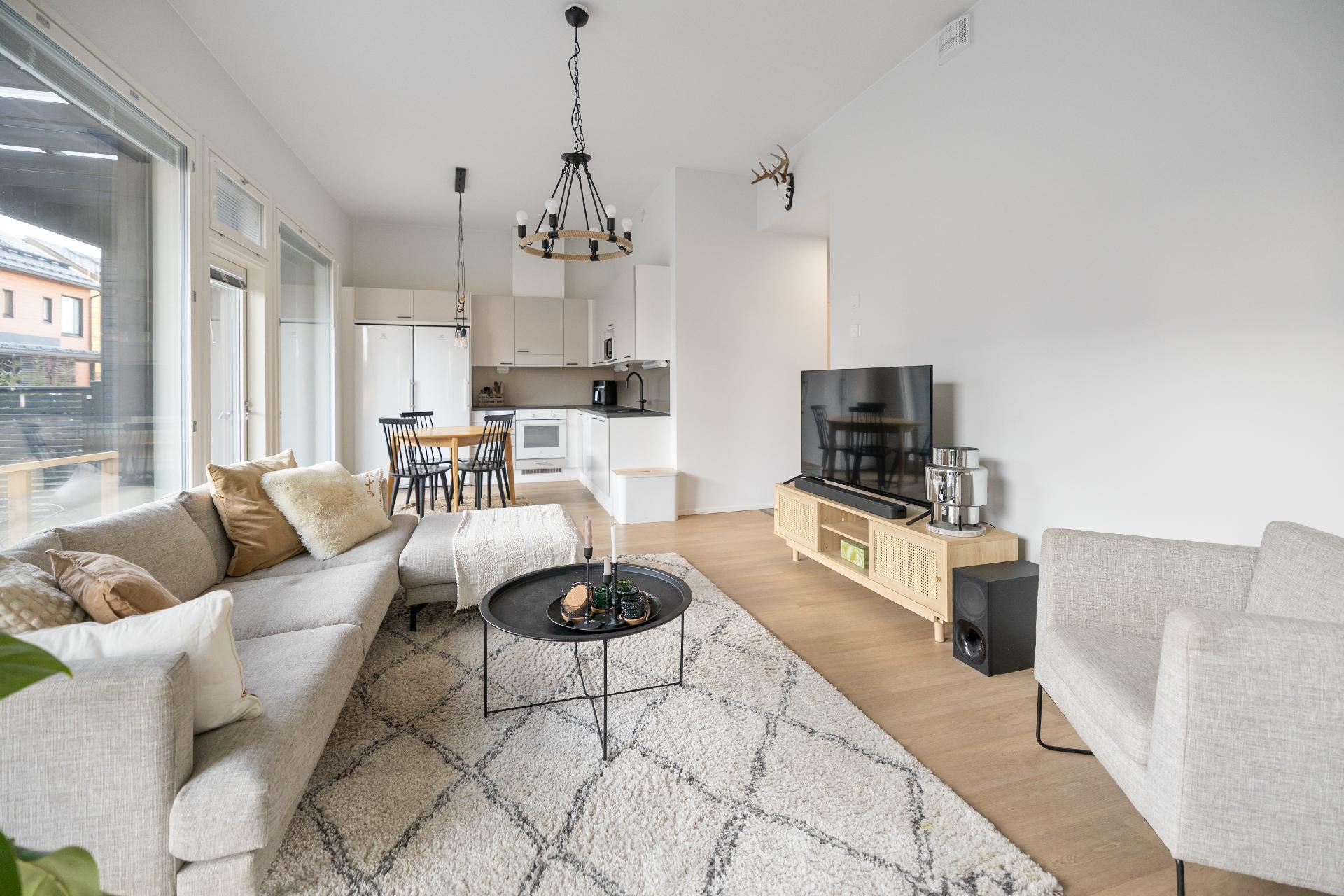 Olohuoneessa on takkavaraus