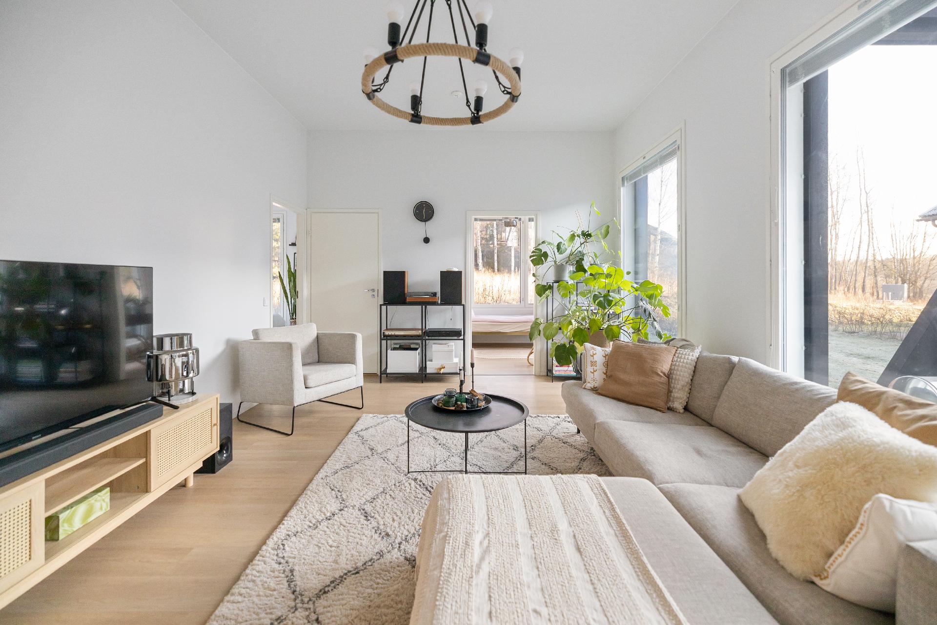 Tilava ruokatila ja olohuone ja myös korkea