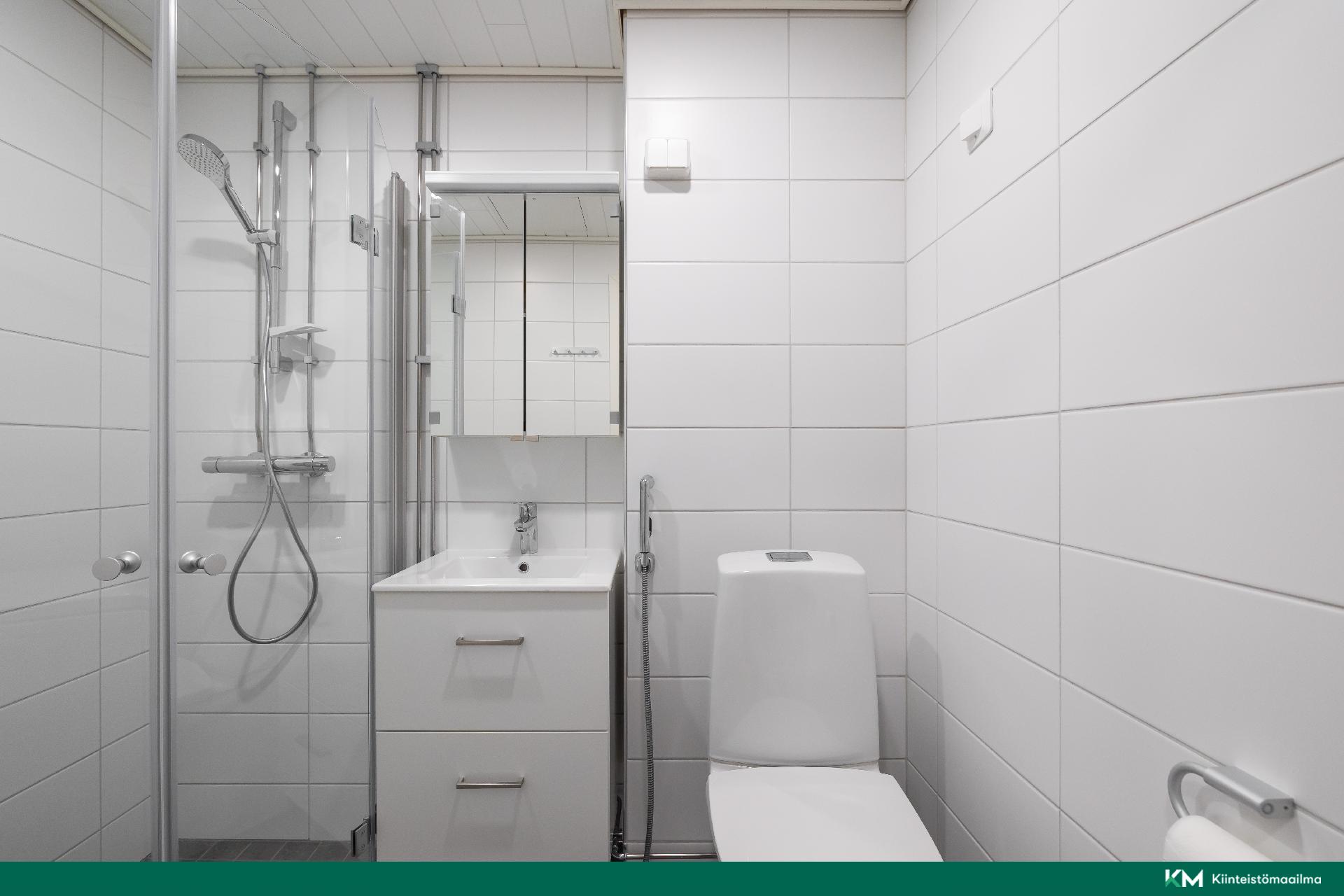 Kylpyhuone uusittu putkiremontin yhteydessä 10/2025