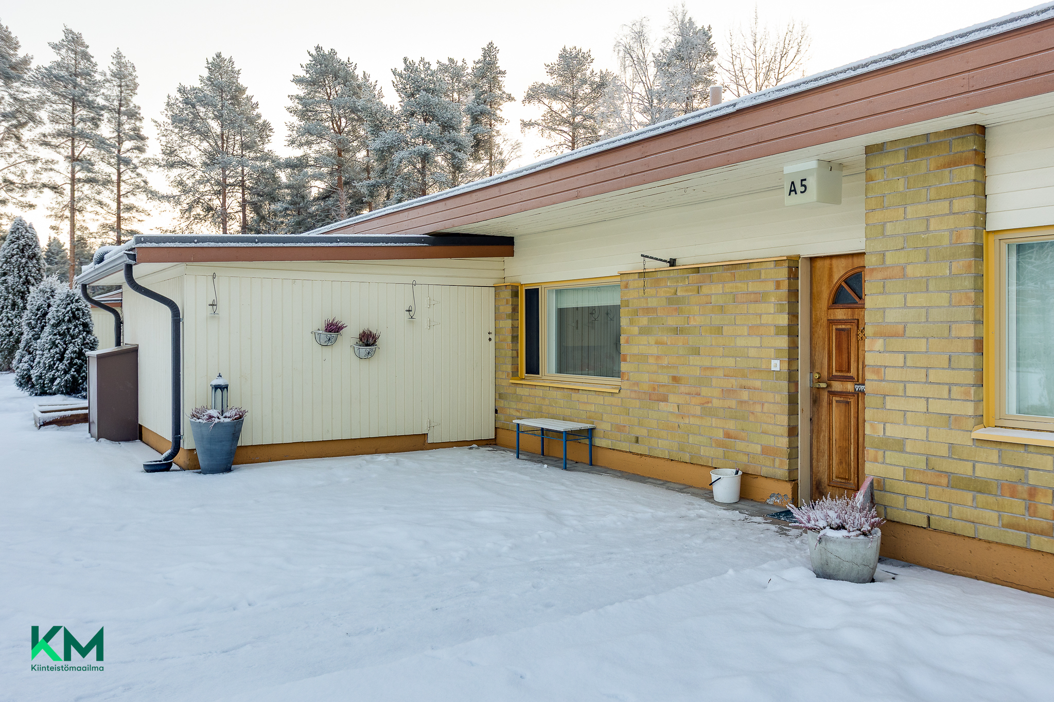 Iso varasto ulko-oven yhteydessä