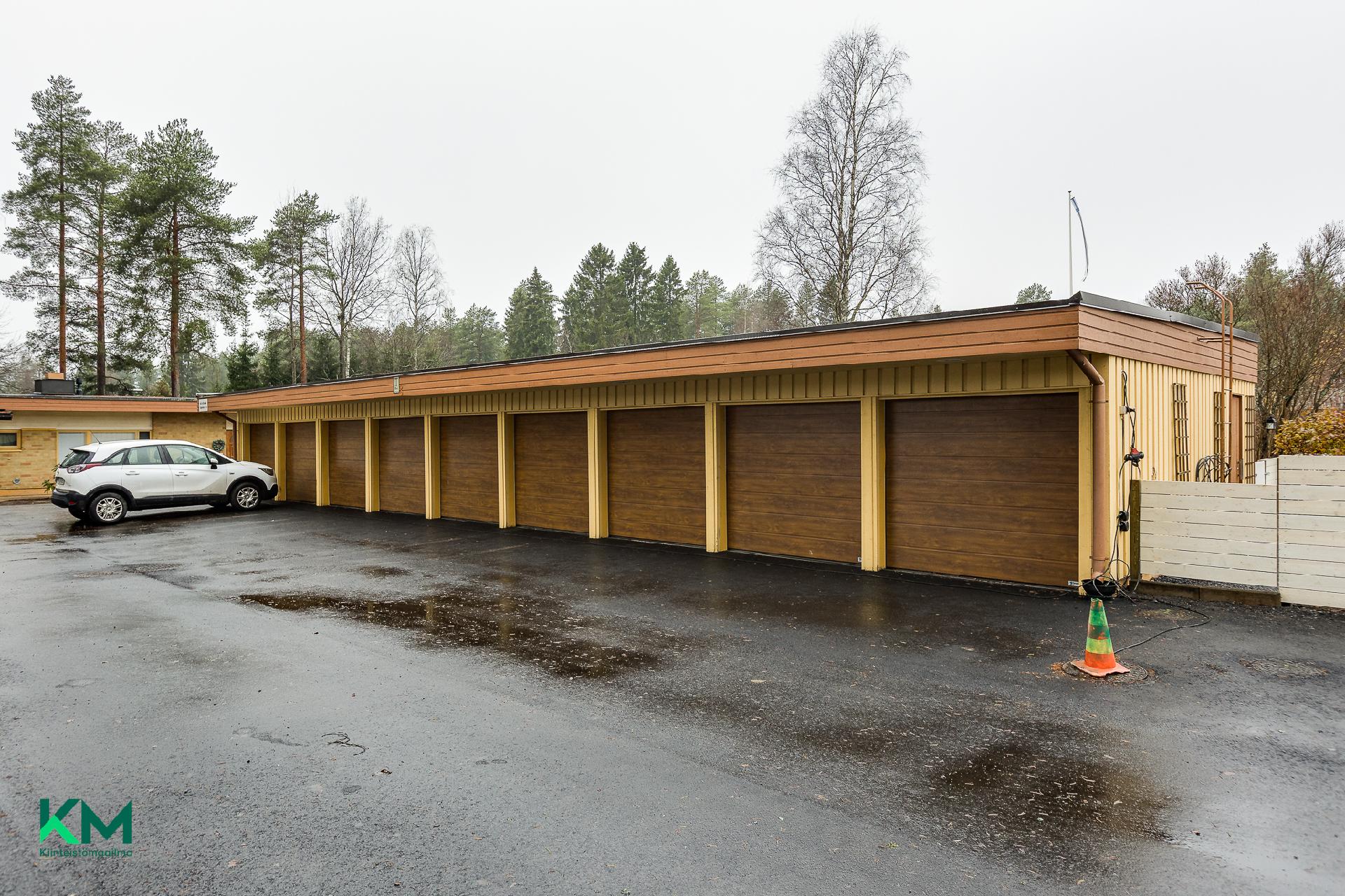 Huoneistoon kuuluu autotalli!