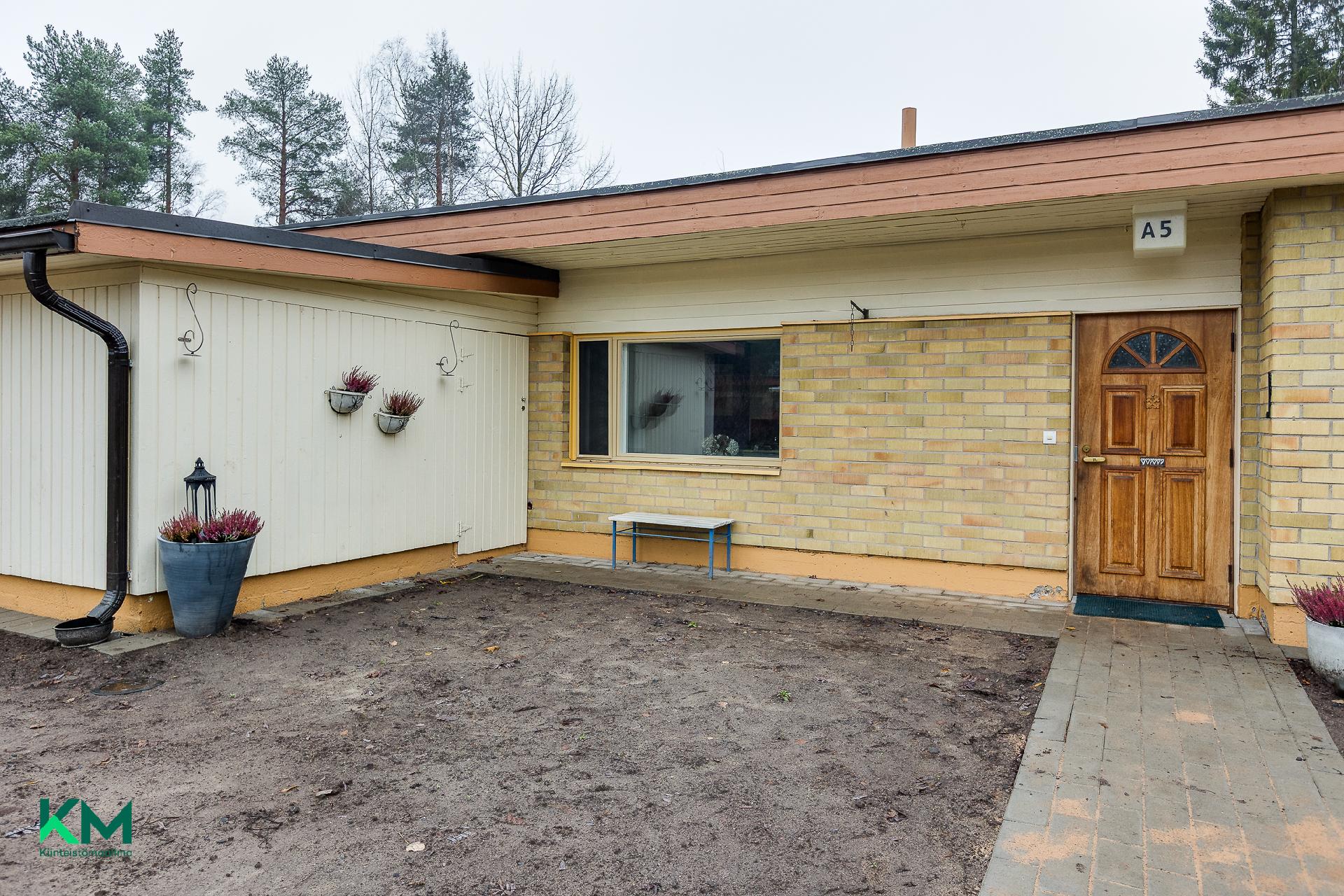 Iso varasto ulko-oven yhteydessä