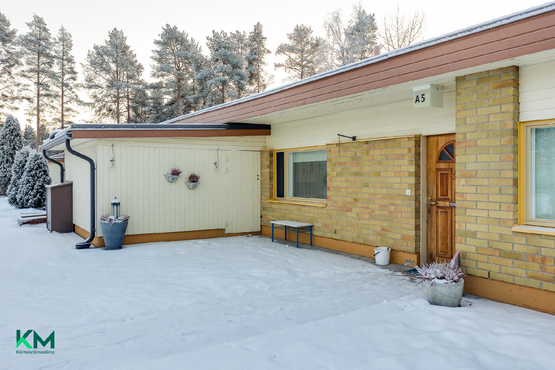 Iso varasto ulko-oven yhteydessä