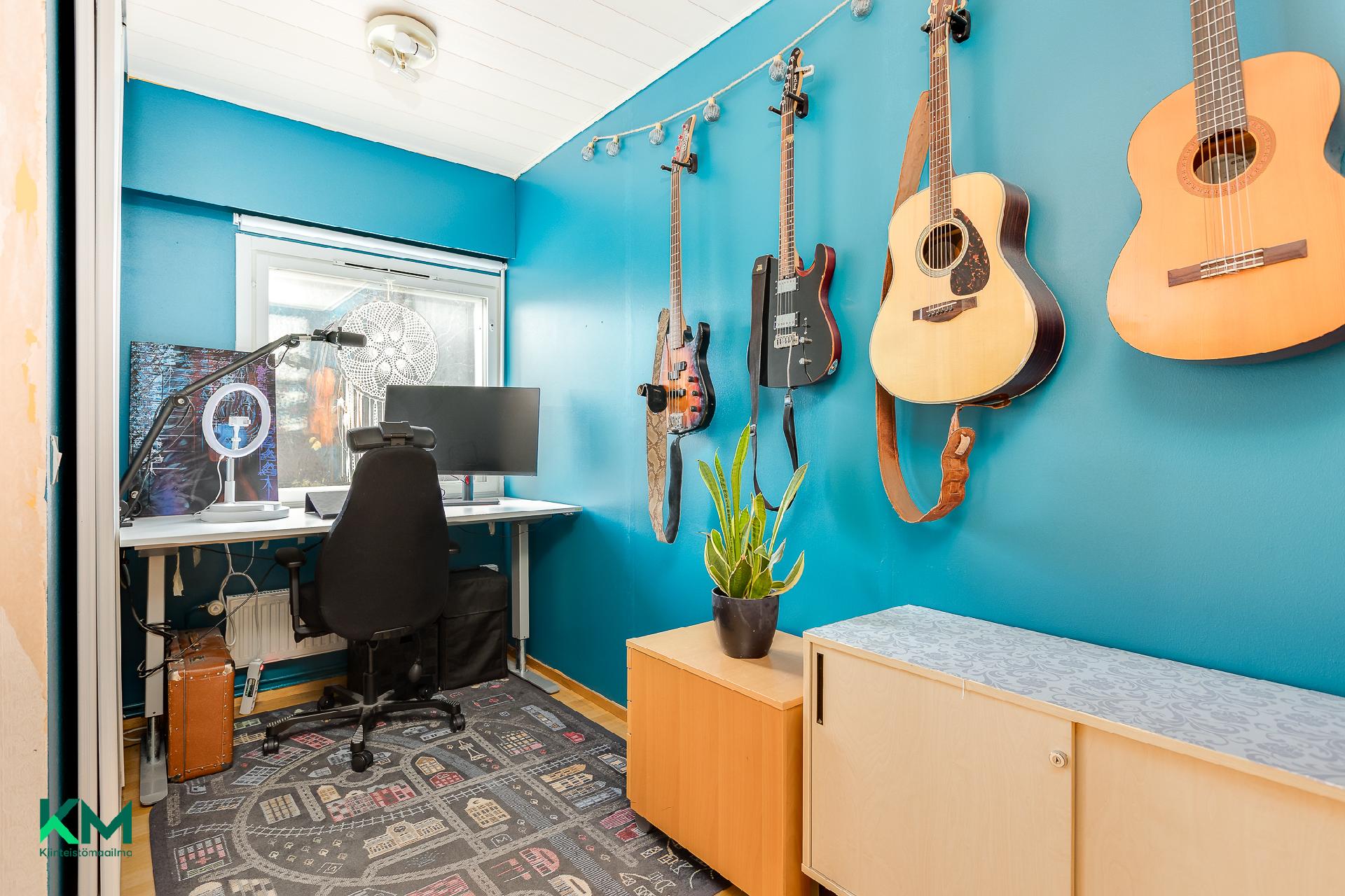 Työhuoneen ja olohuoneen välissä on liukuovi.