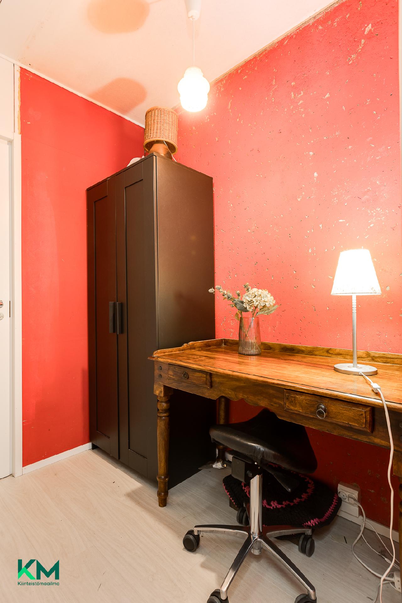 Saunan pukuhuoneesta tehty pieni työhuone