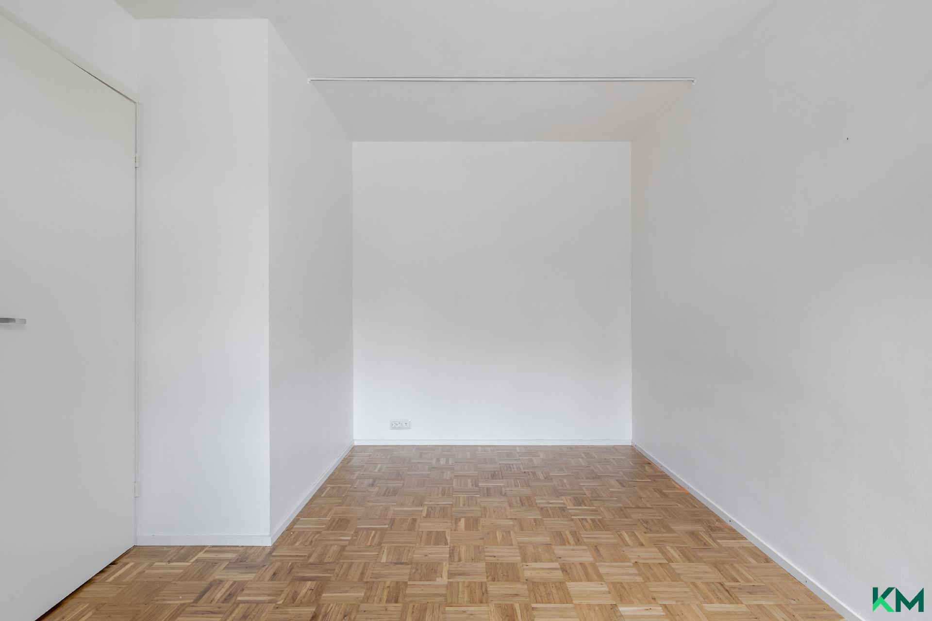 2 makuuhuoneessa syvennys työtilaksi tai säilytyskalusteelle