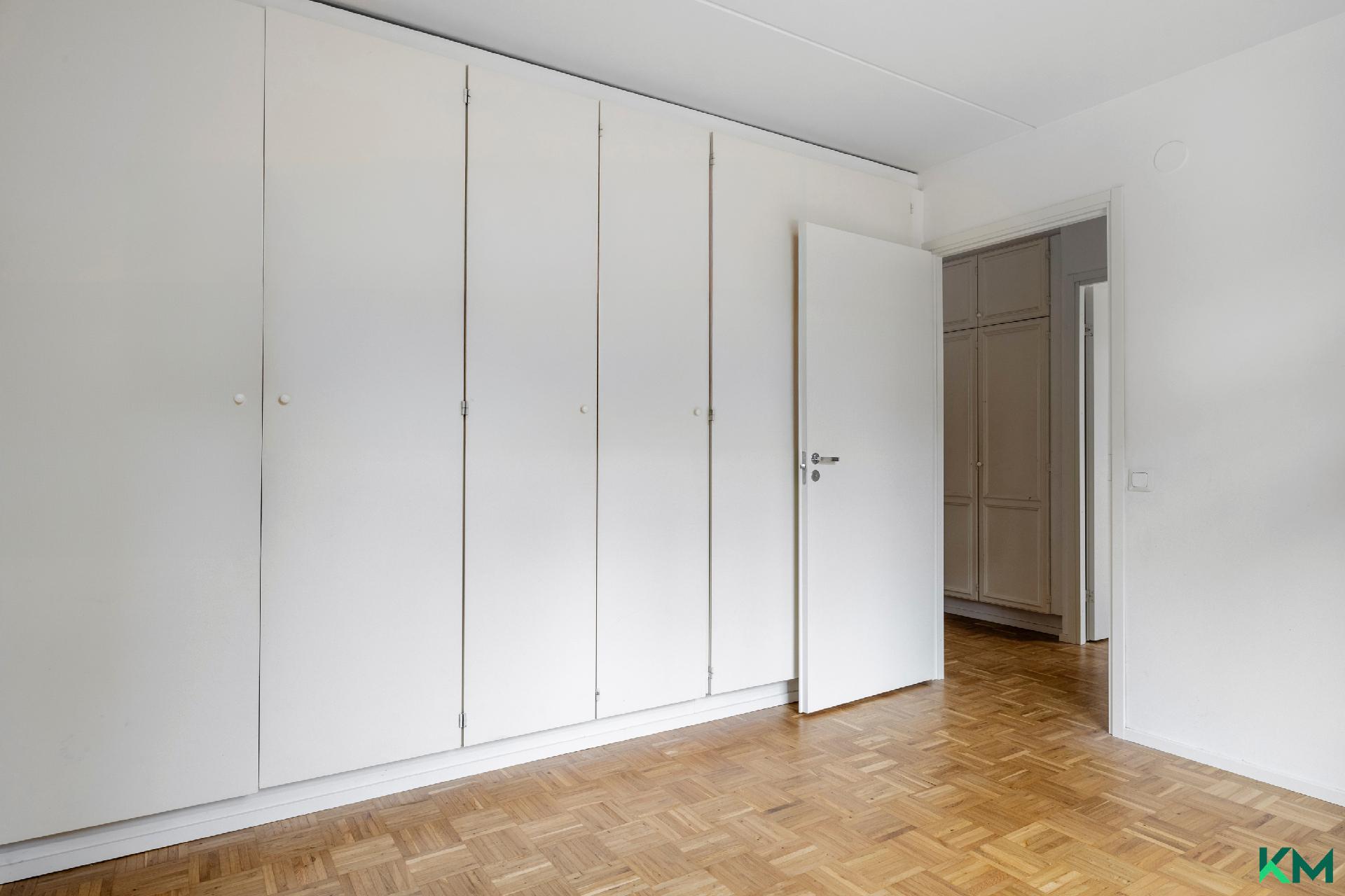 1 makuuhuoneessa paljon säilytystilaa