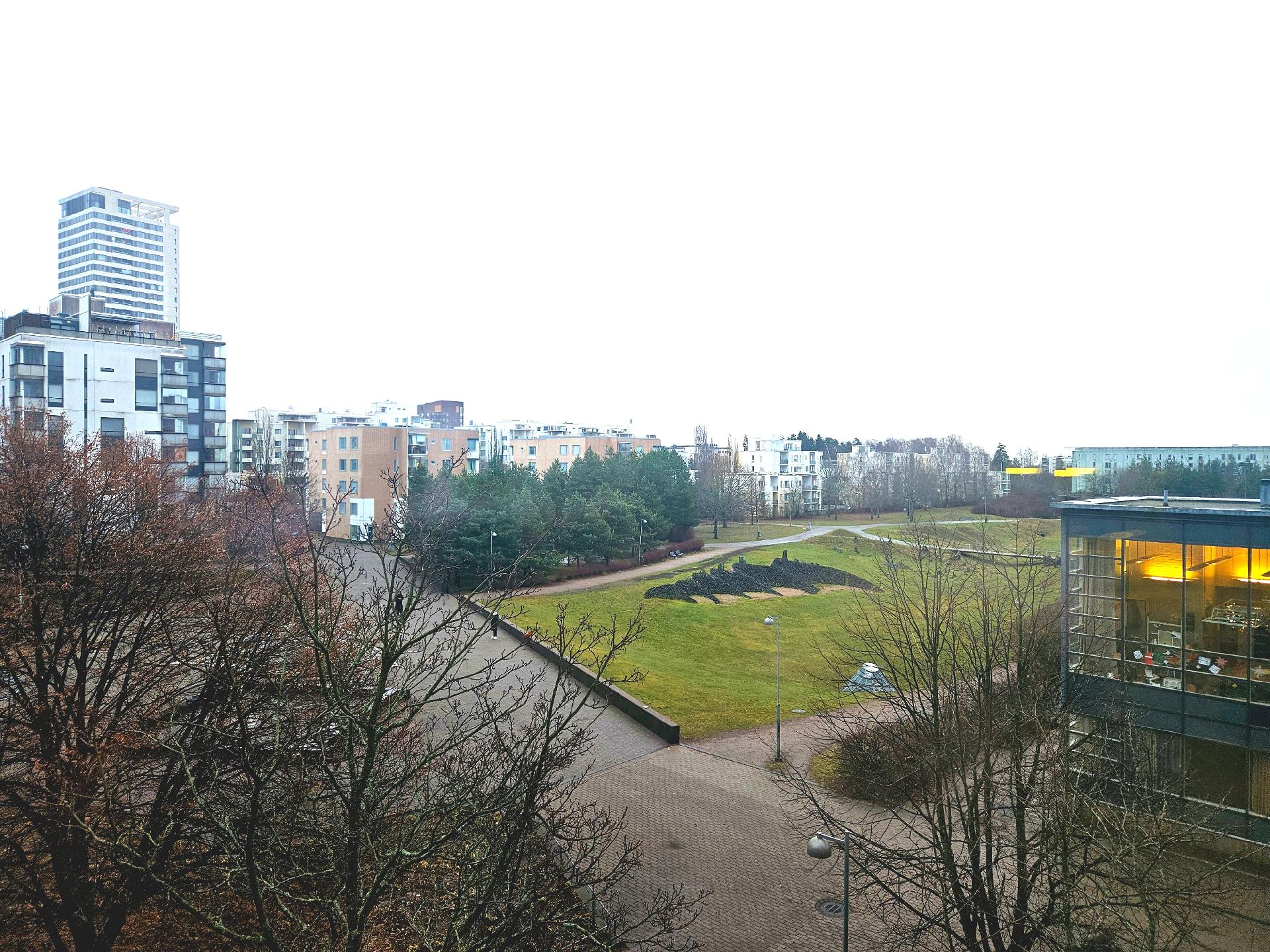 Ikkunanäkymiä ruokailu- ja keittiötilasta.