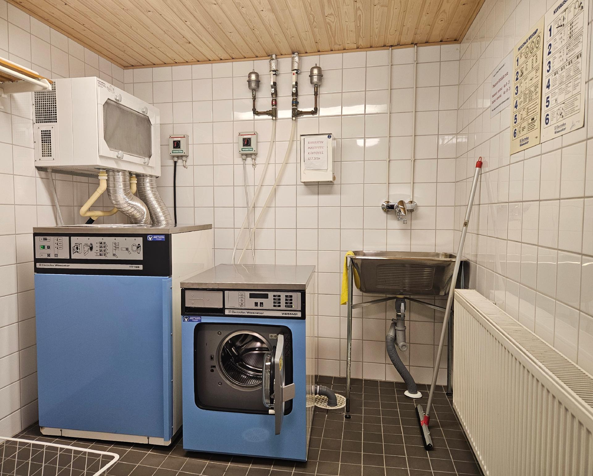 Pesutupa oman rapun sisääntulokerroksessa.