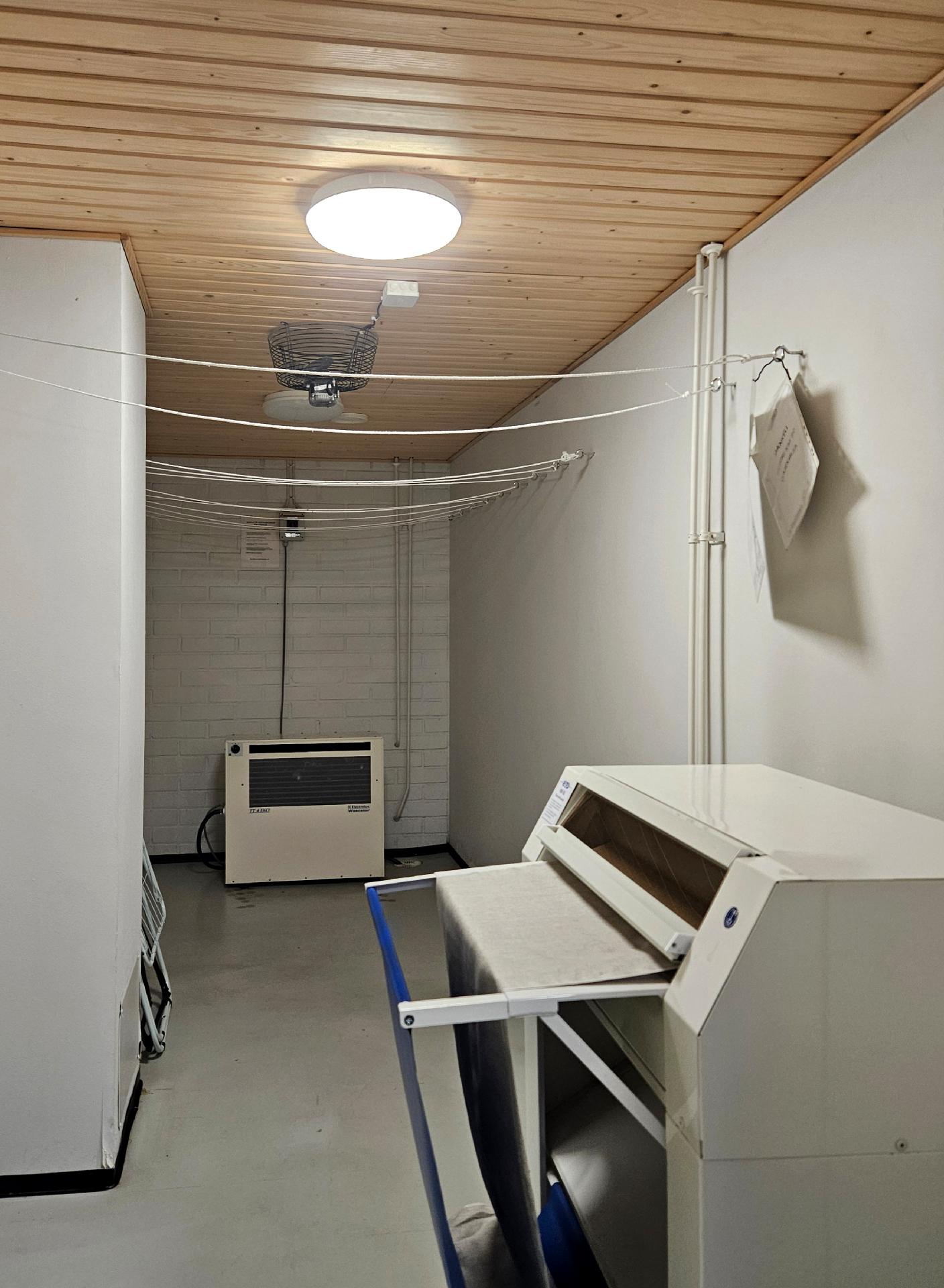 Kuivaushuone oman rapun sisääntulokerroksessa.