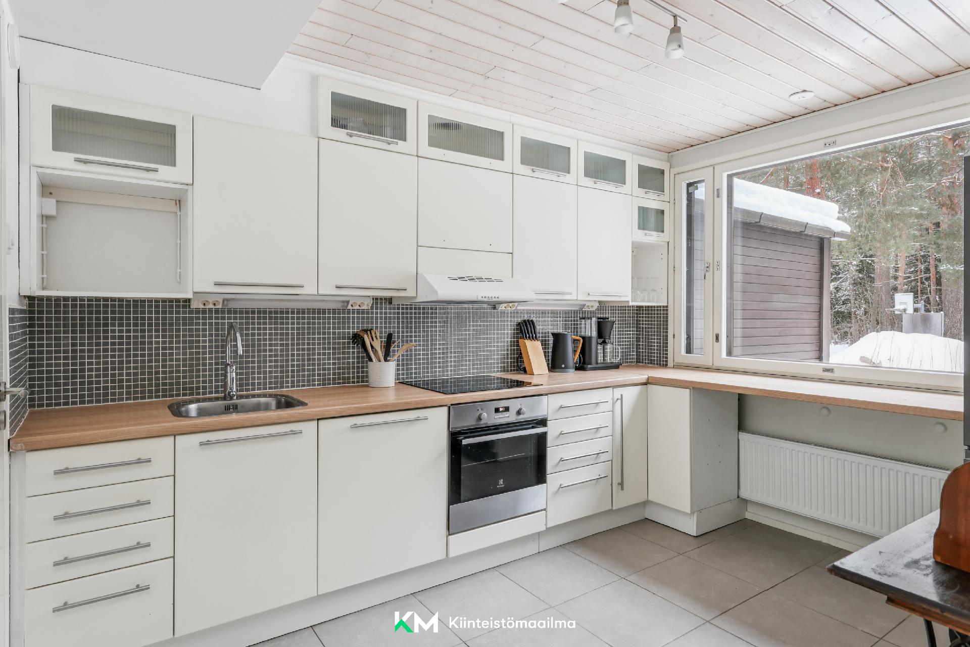 Keittiö uusittu 2003/2011