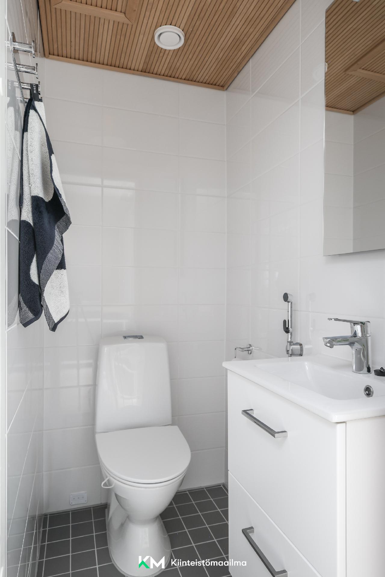 Yläkerran erillinen wc