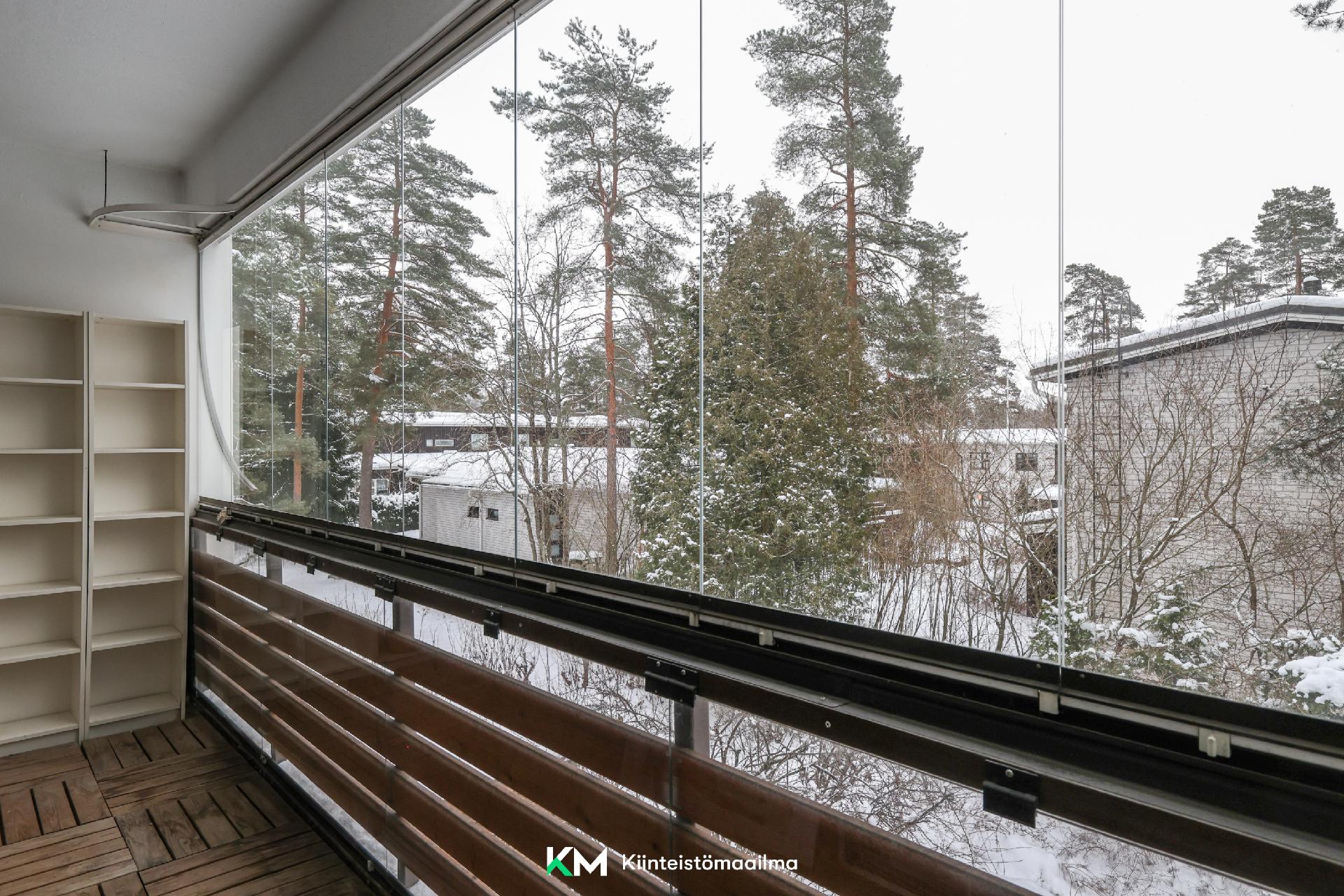 Huoneiston levyinen parveke