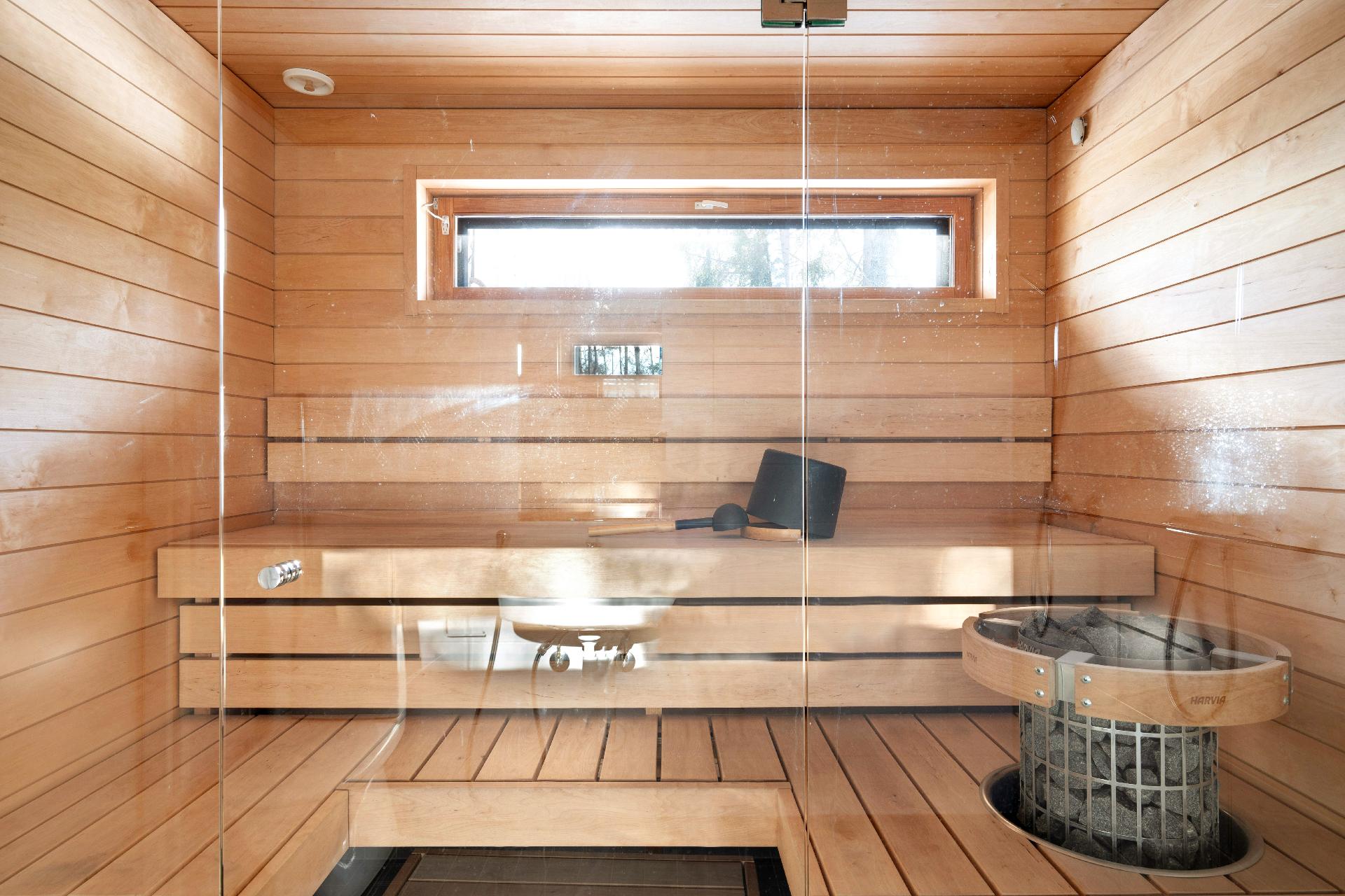 Saunassa lasiseinä 