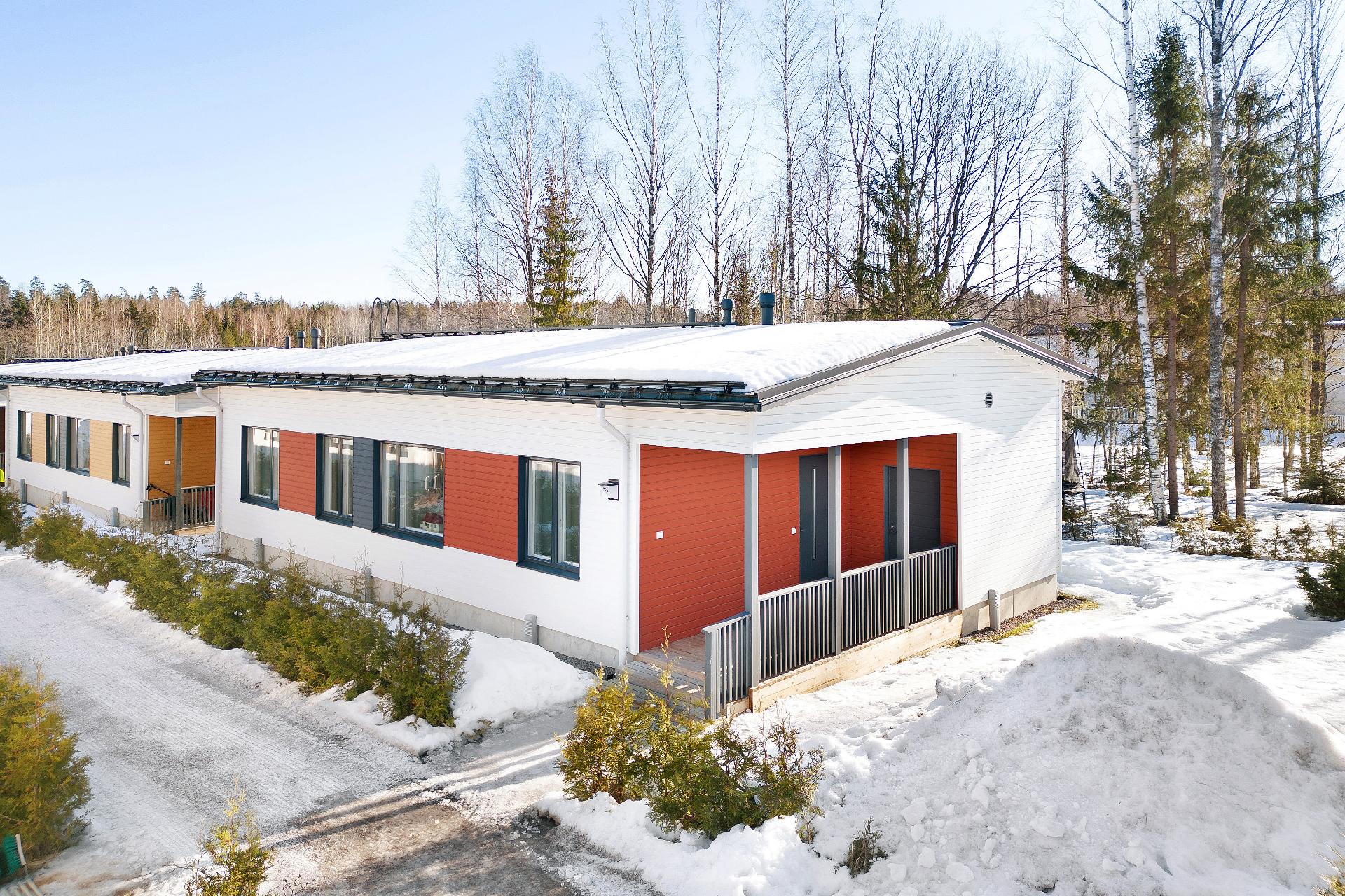 Sisääntulossa katettu terassi ja käynti varastoon