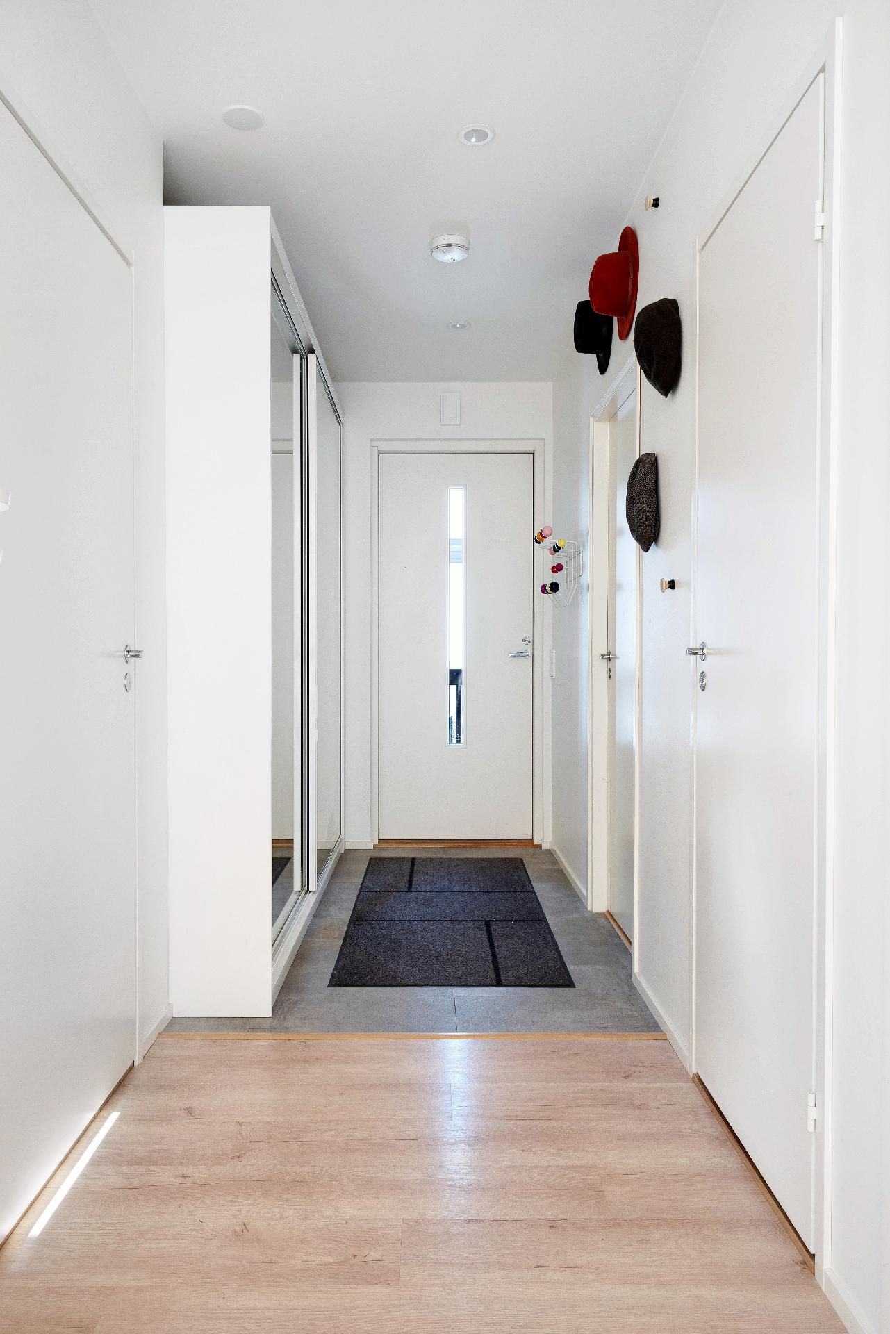 Säilytystilaa korkeissa peilikaapeissa