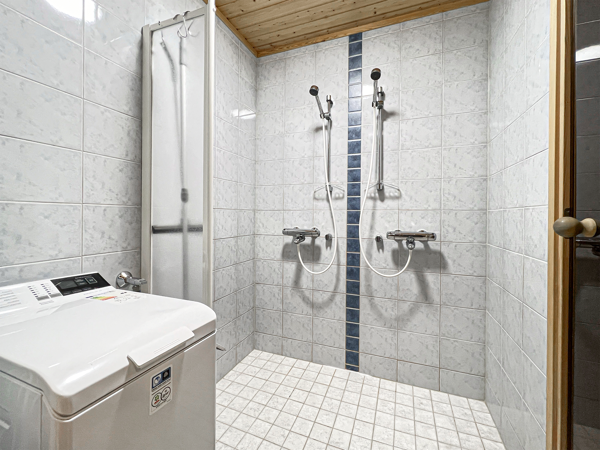 Kylpyhuone josssa pesukoneelle paikka