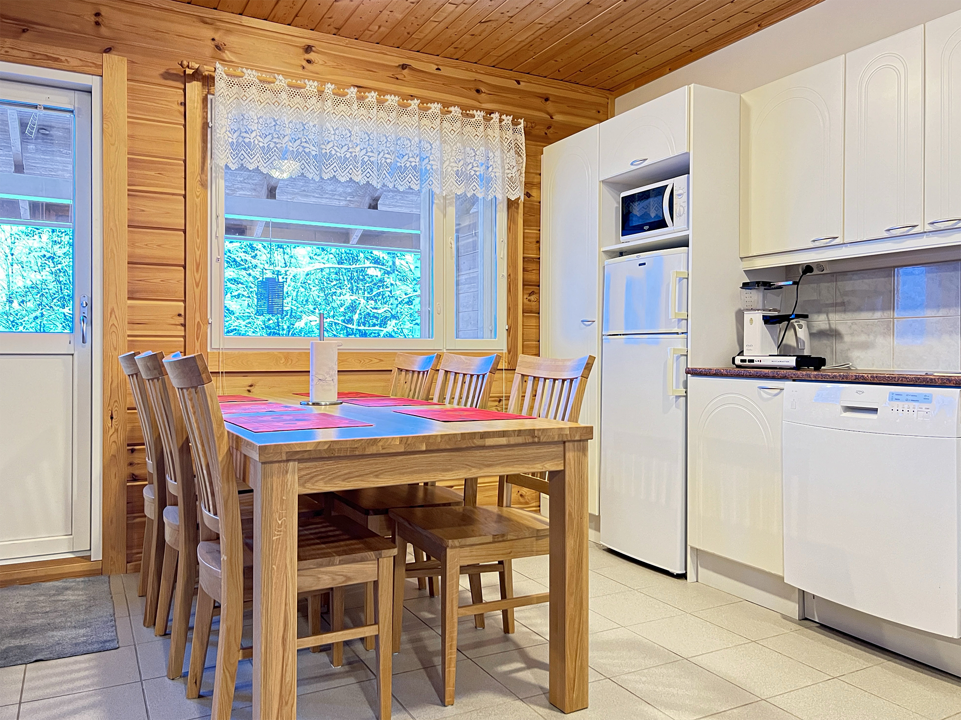 Ruokailutilaan mahtuu kunnon pöytä