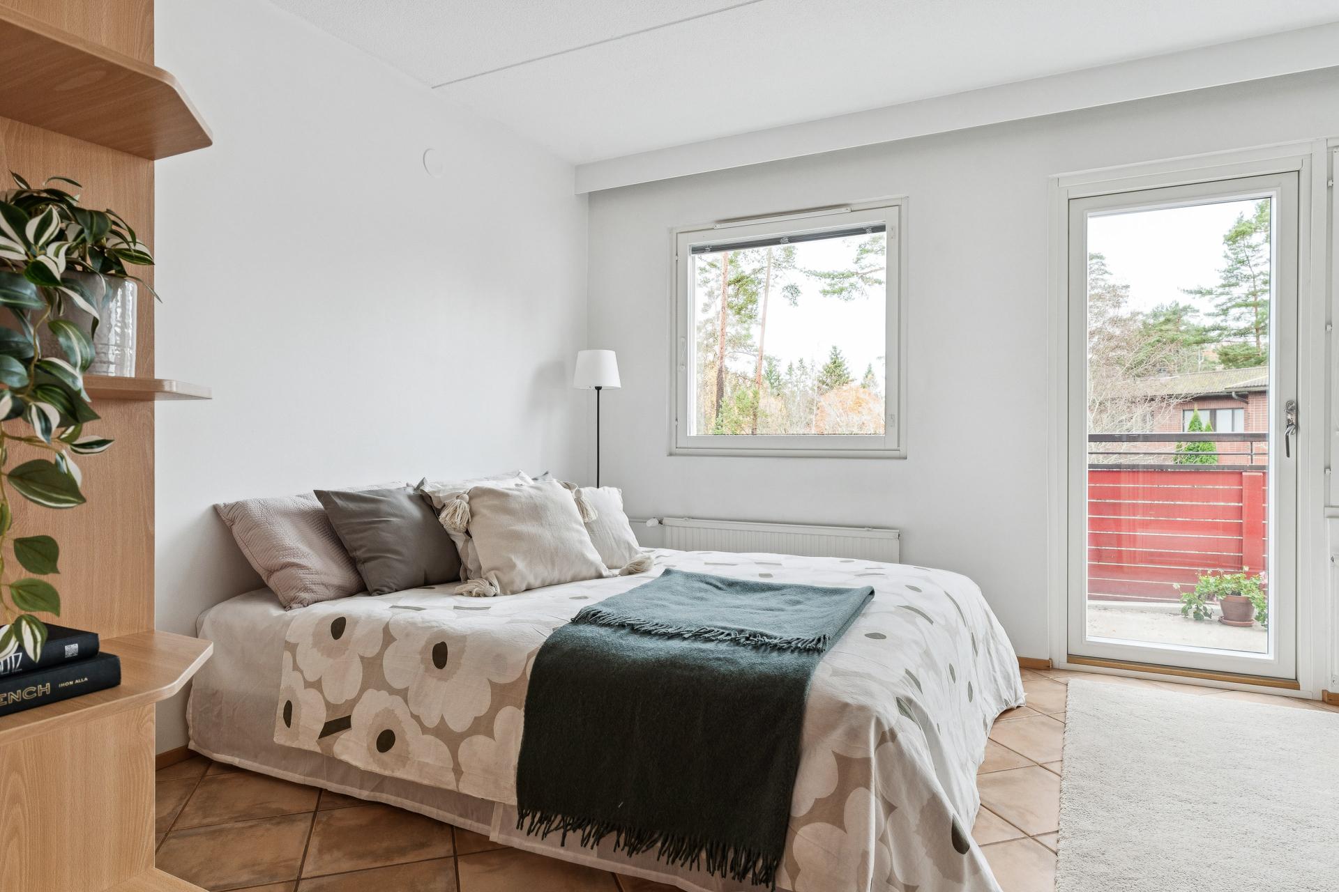 Makuuhuoneet ovat omassa rauhassa yläkerrassa