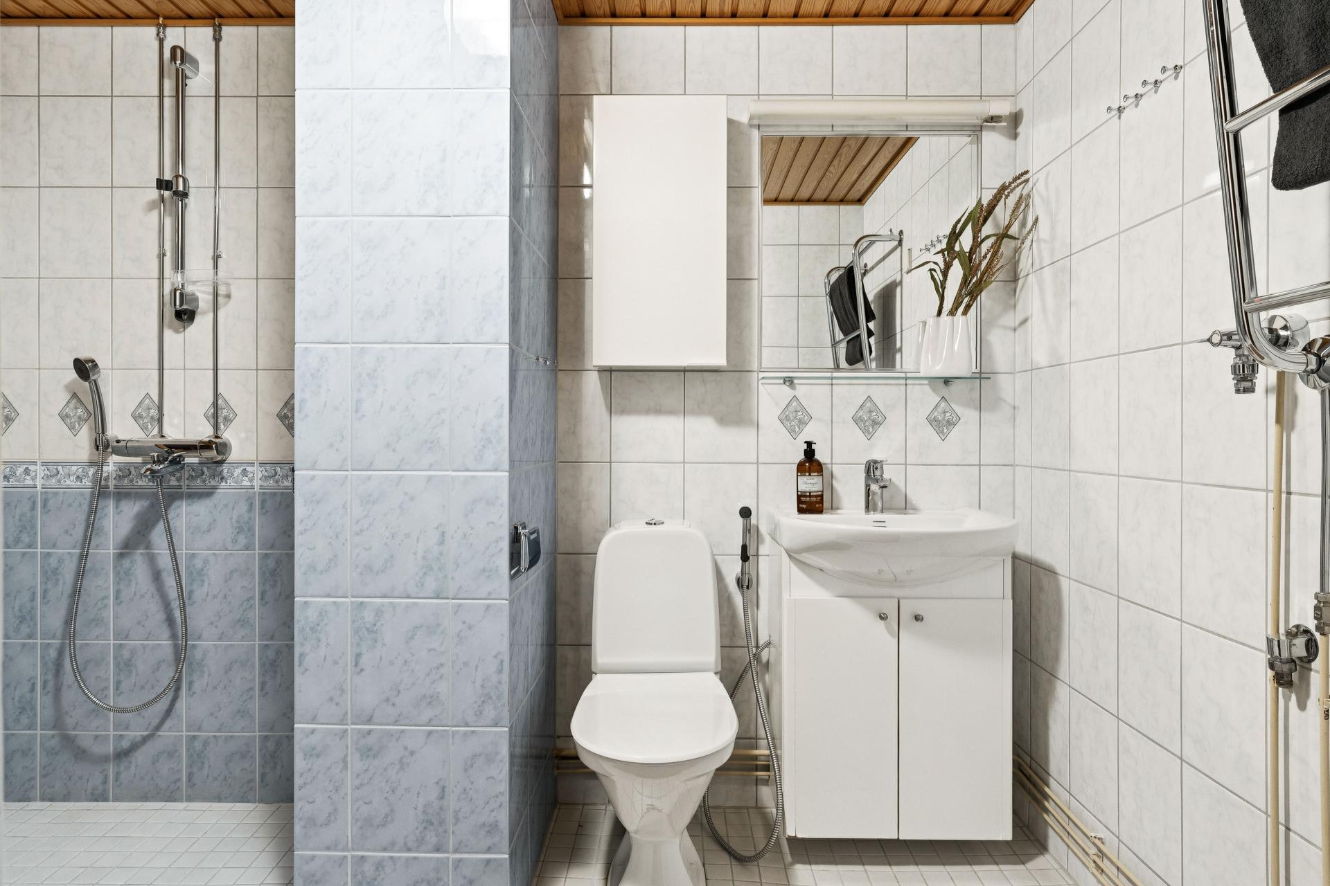 Kylpyhuone on tilava