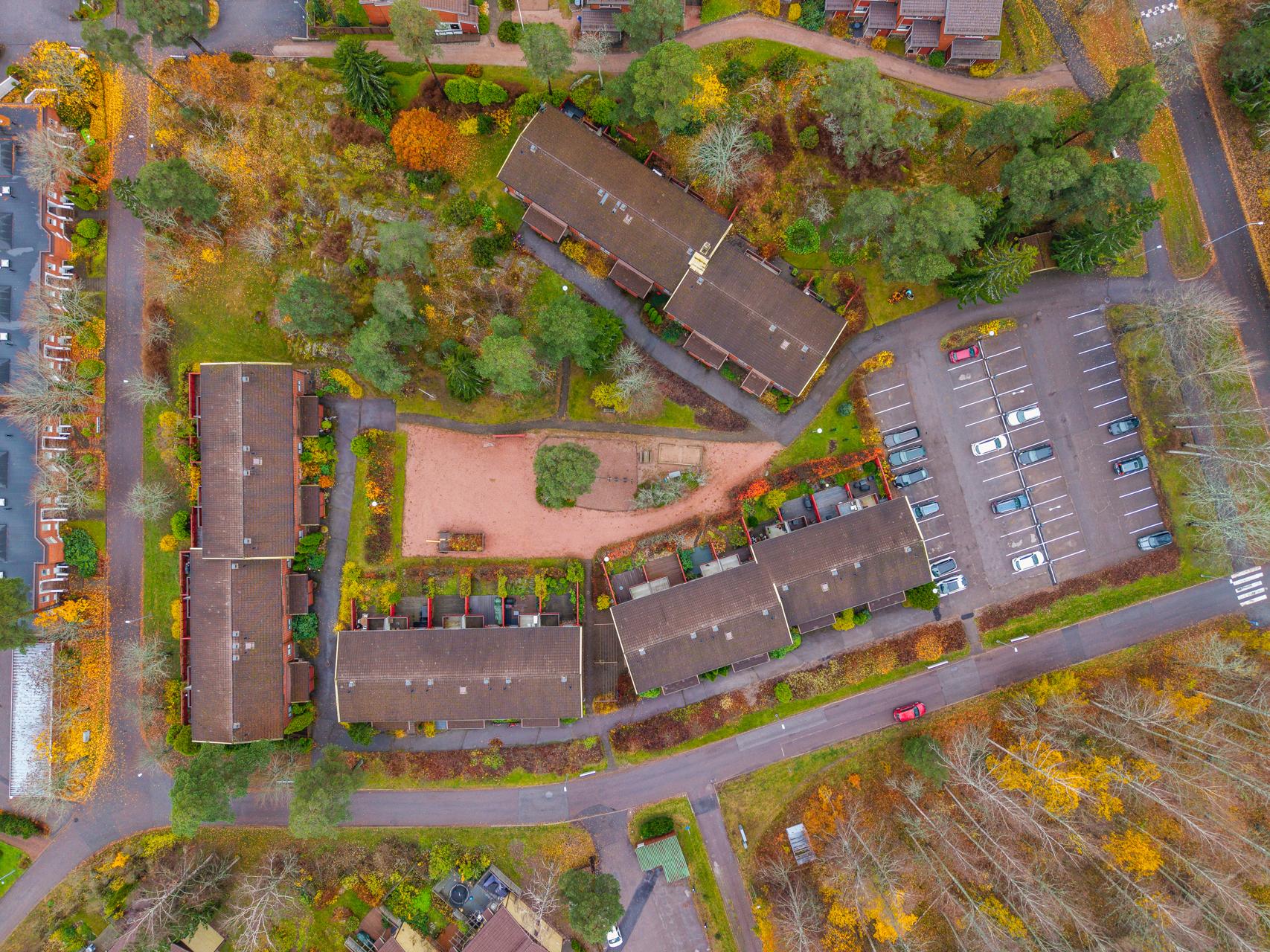 Rakennusten keskellä on hyvin tilaa leikeille