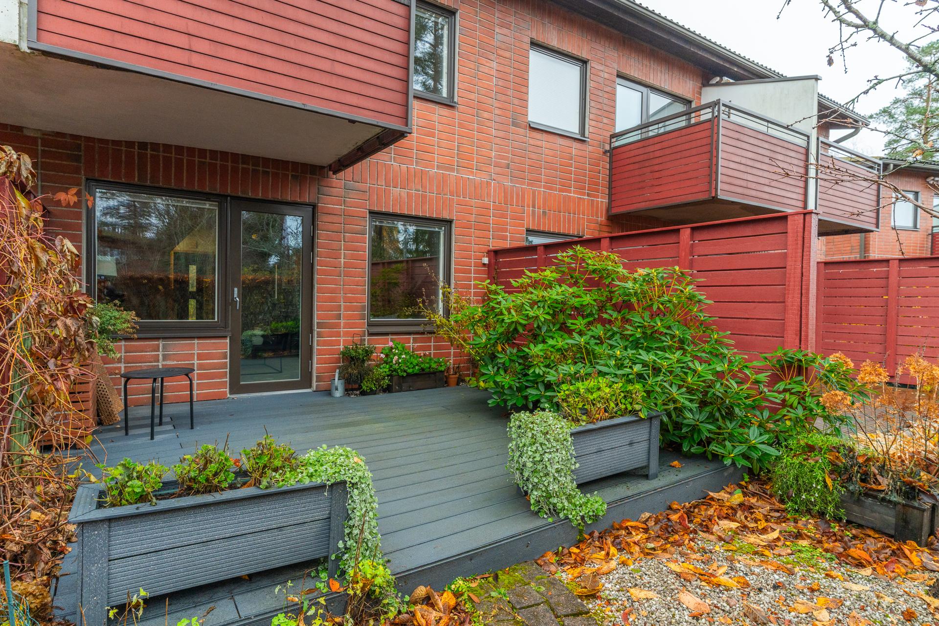 Pihalla on helppohoitoinen terassi