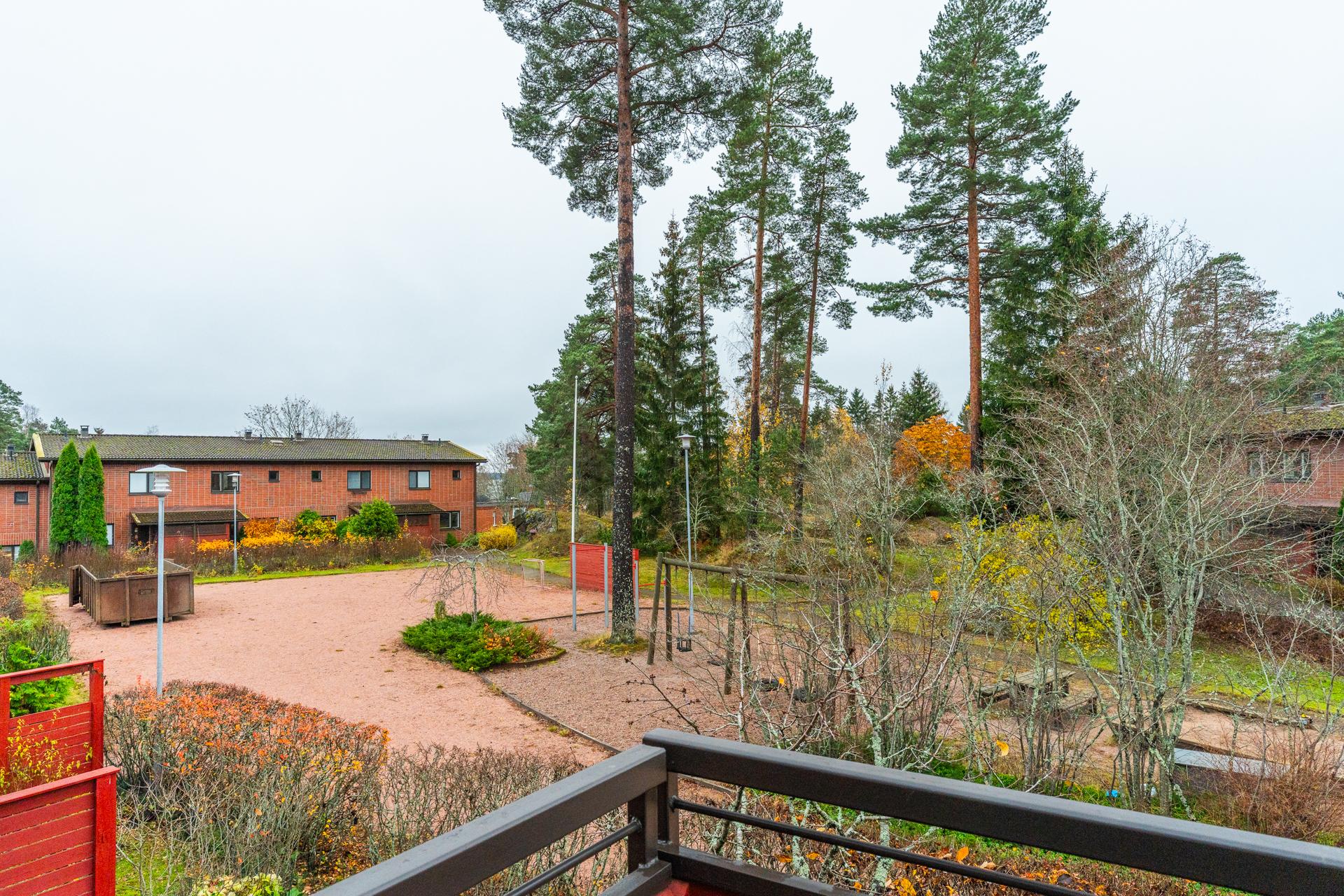 Isomman huoneen yhteydessä on parveke