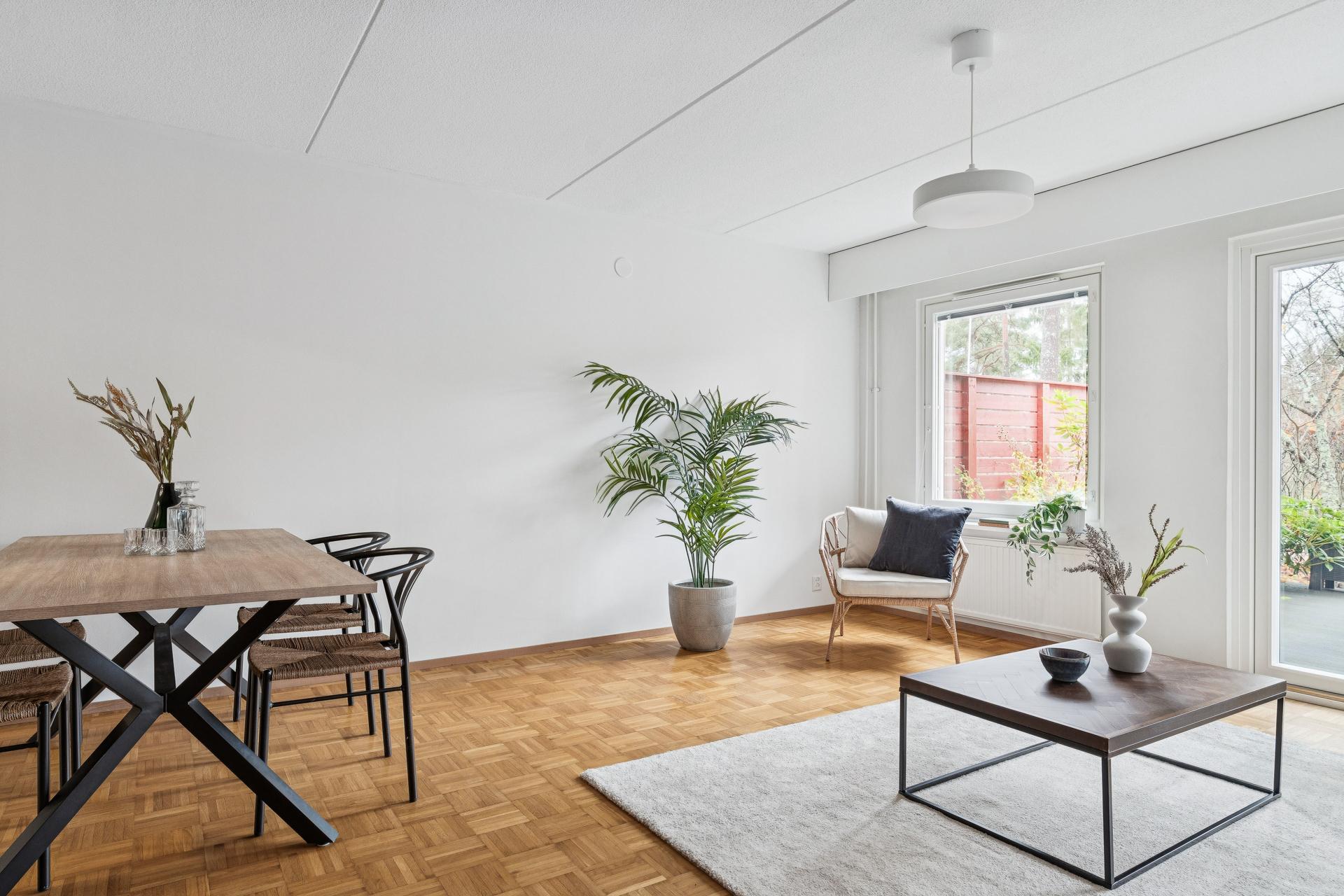 Valoisa ja tilava olohuone, josta on käynti pihalle