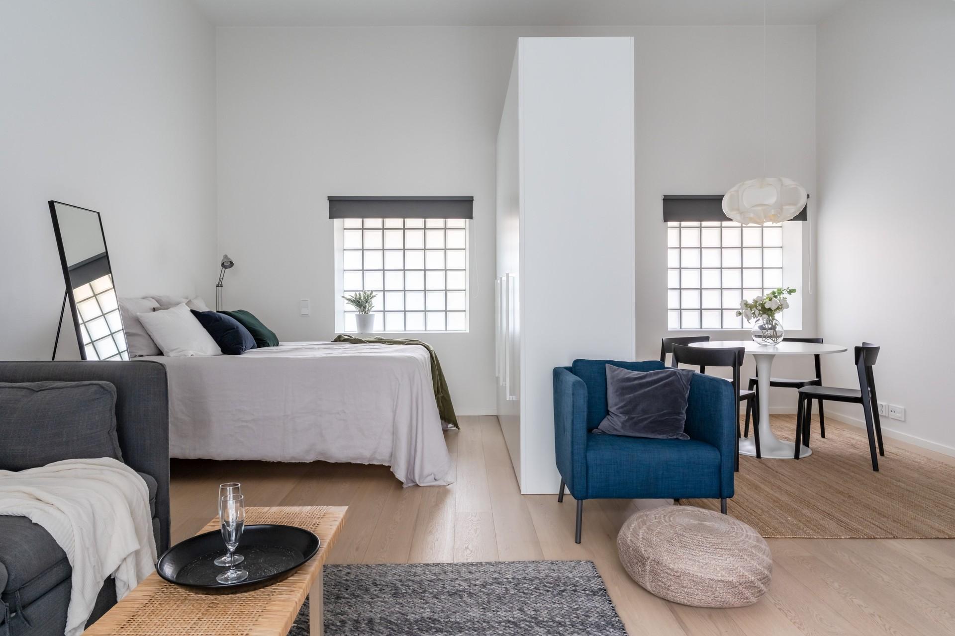 Alkovissa on hyvin tilaa parisängylle