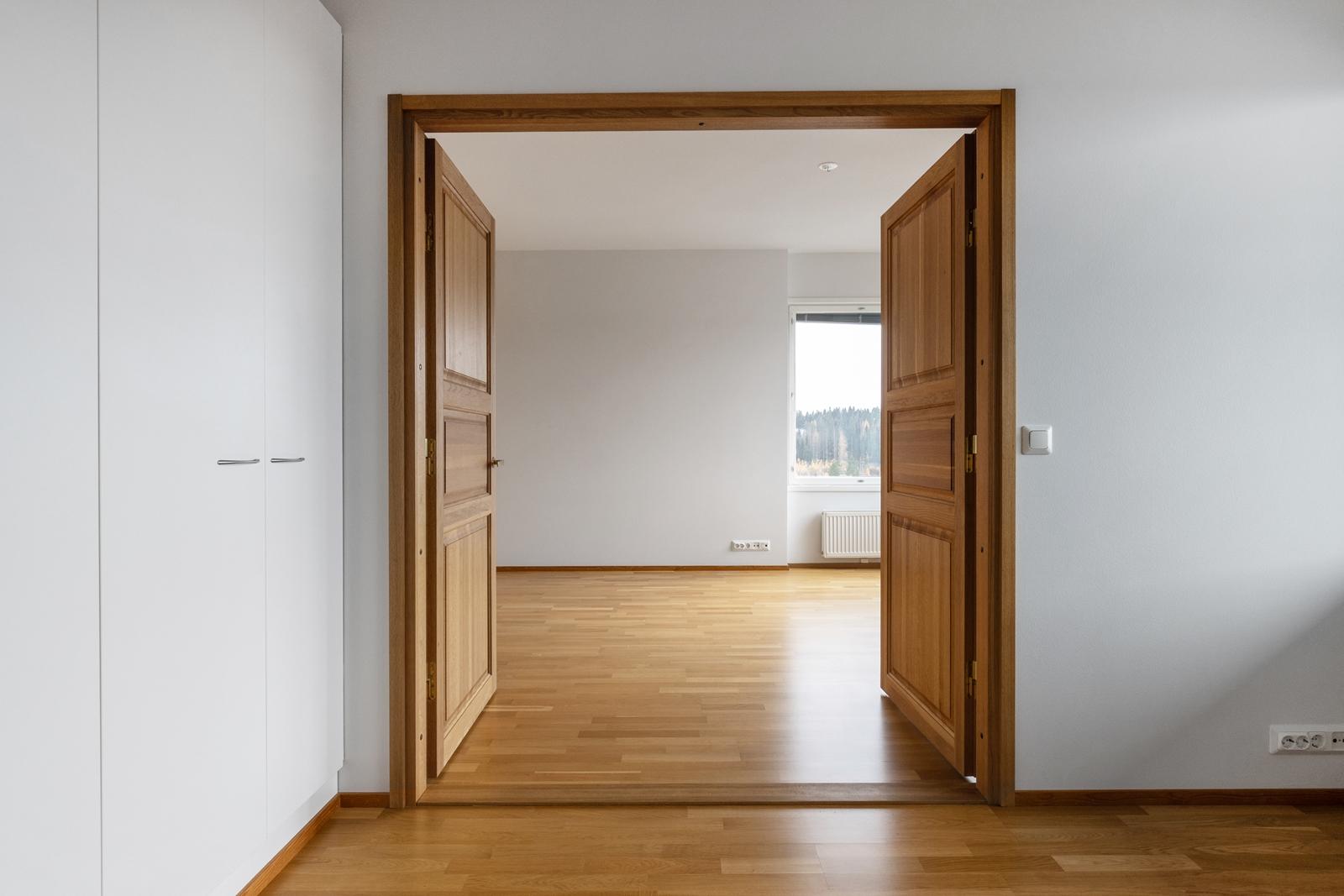 Olohuoneen vieressä työ-/makuuhuone