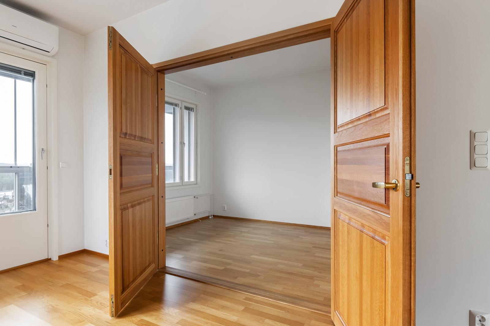 Olohuoneen vieressä työ-/makuuhuone