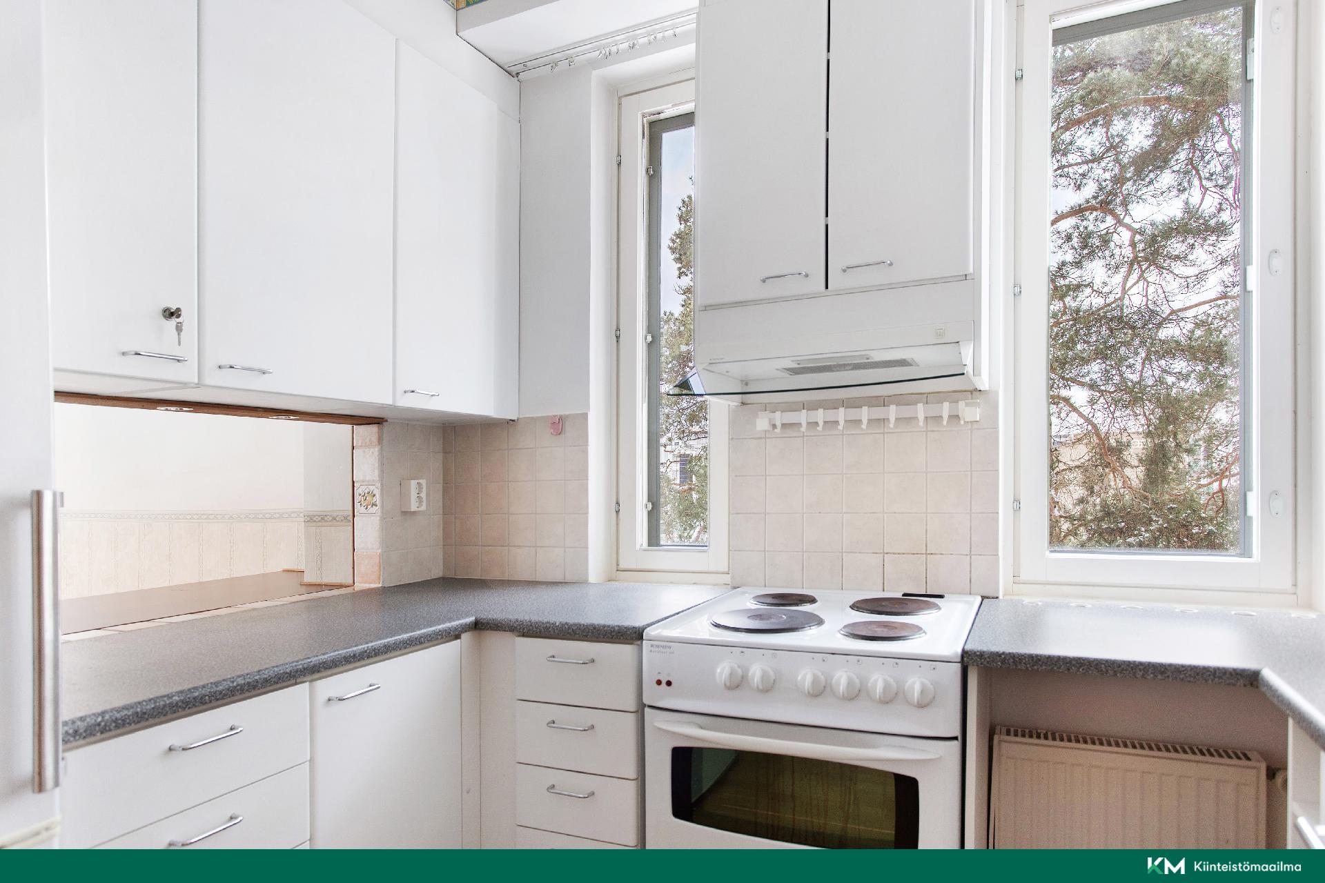 Keittiöstä aukko ruokailutilaan