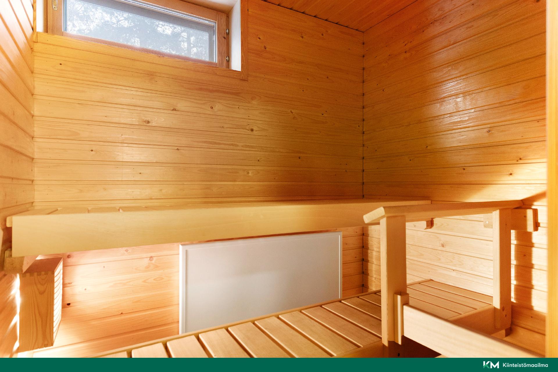 Sauna, jossa ikkuna