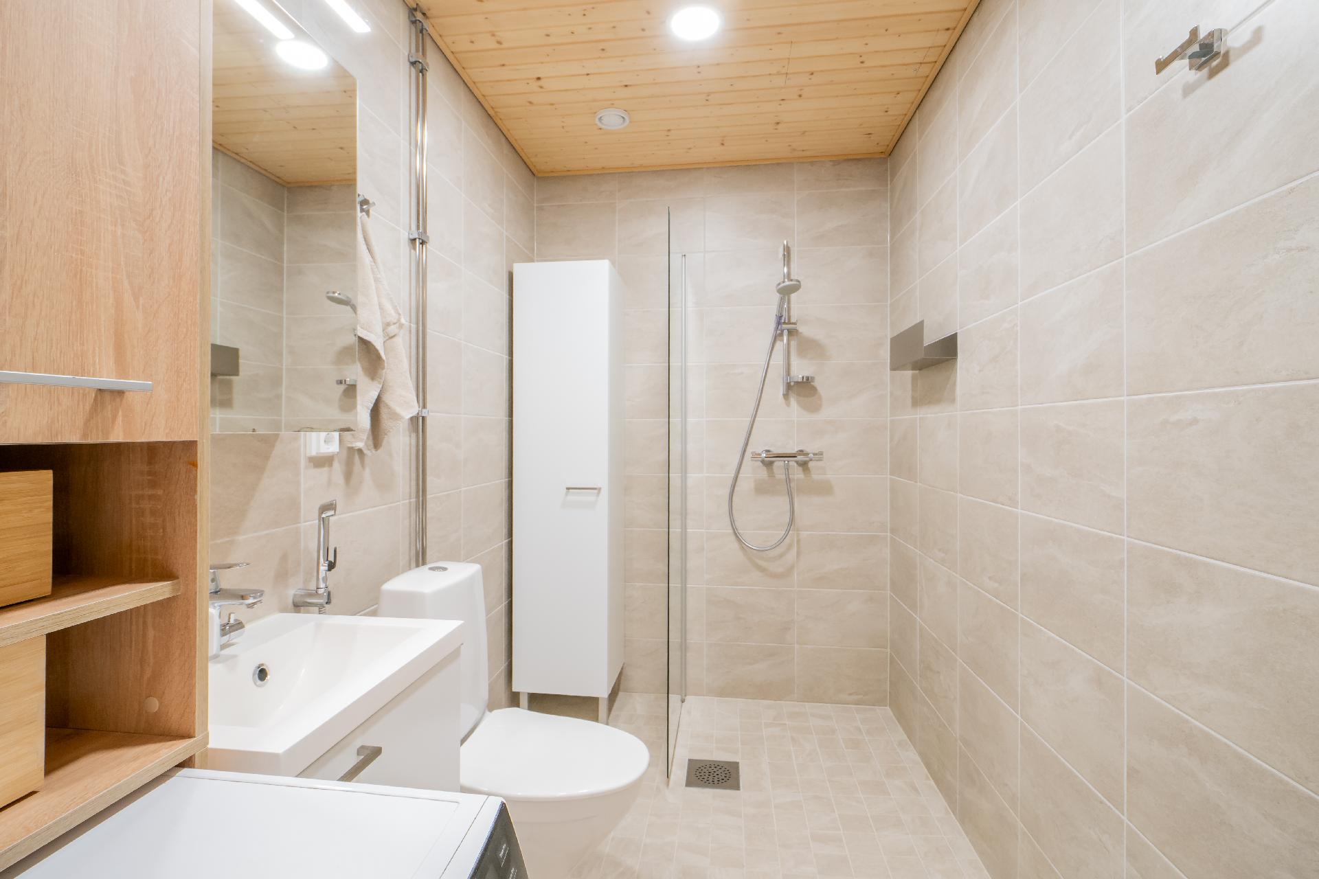 Laadukkaasti ja ajattomin materiaalein toteutettu kylpyhuone