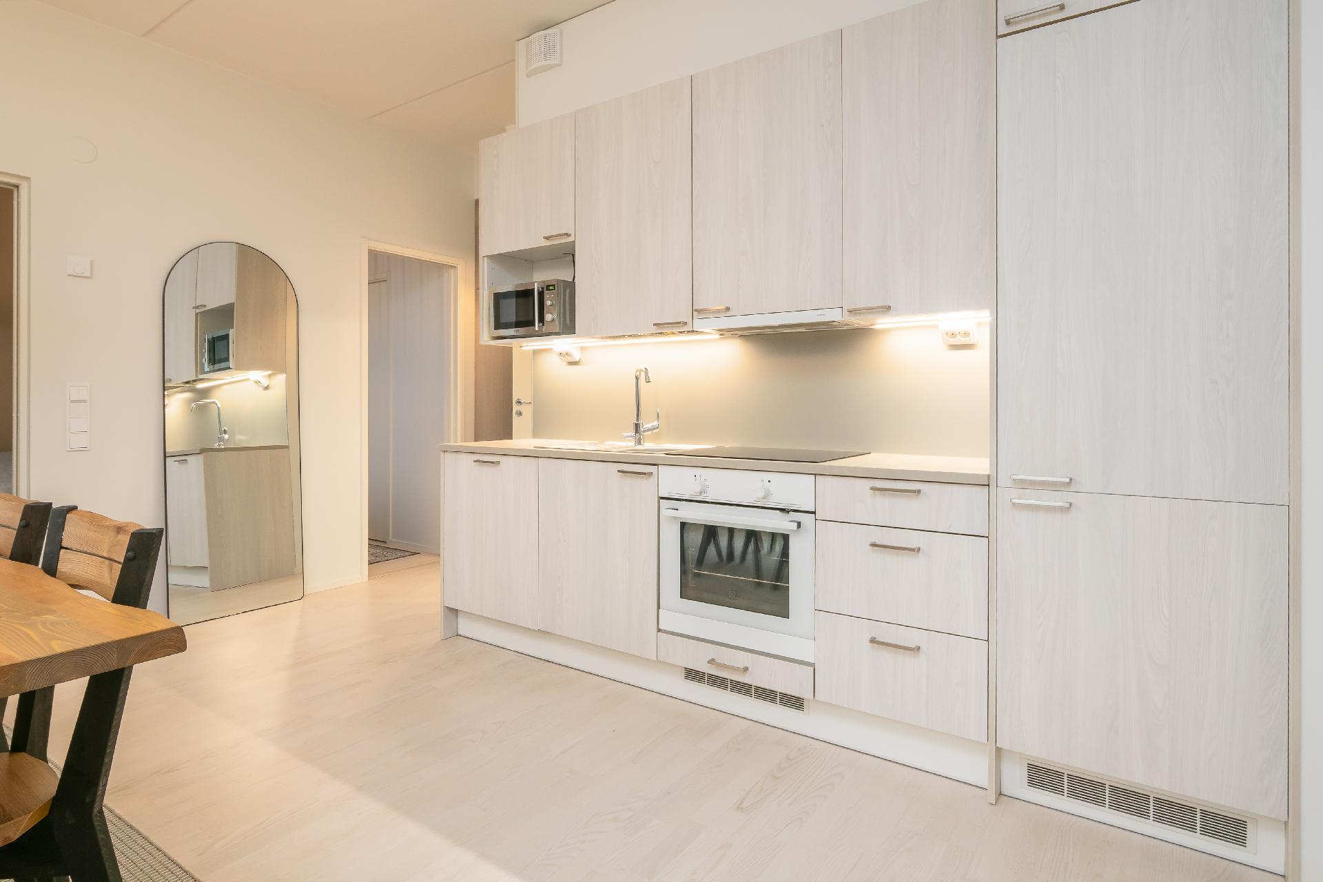 Moderni ja tyylikäs avokeittiö