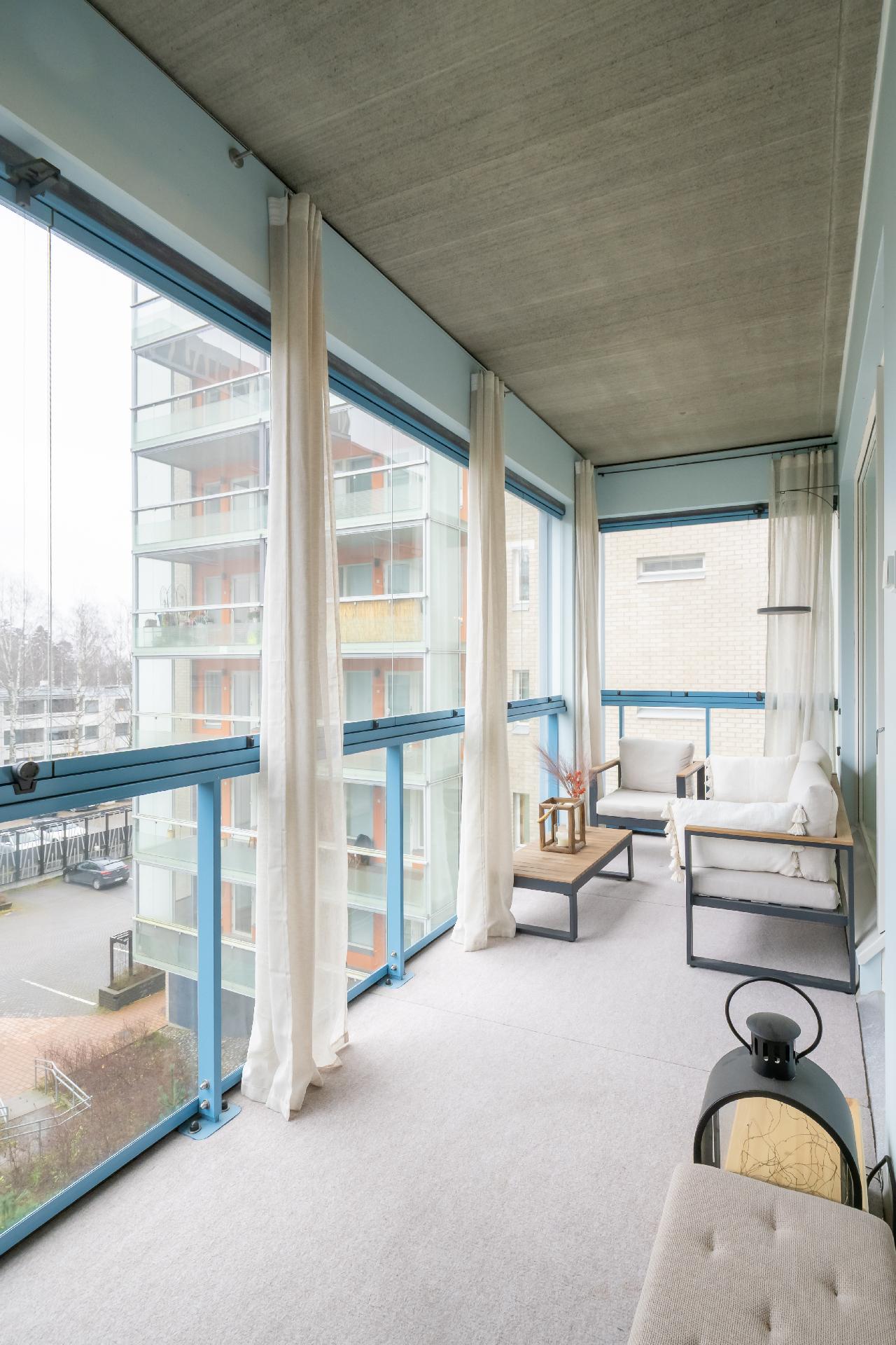 Koko asunnon levyinen lasitettu parveke (10,5 m2) tuo paljon lisätilaa asumiseen
