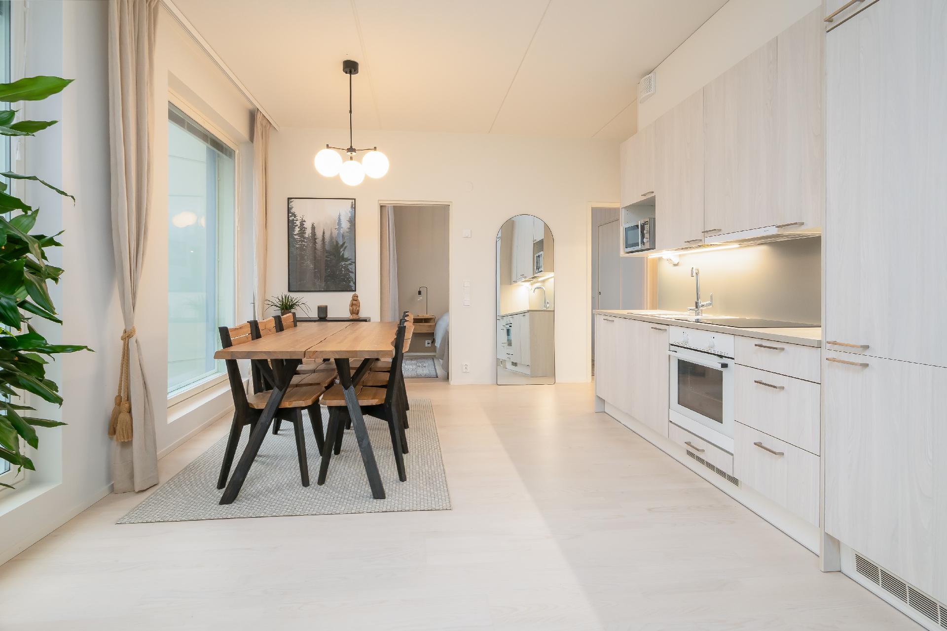 Paljon luonnonvaloa ja avaruutta