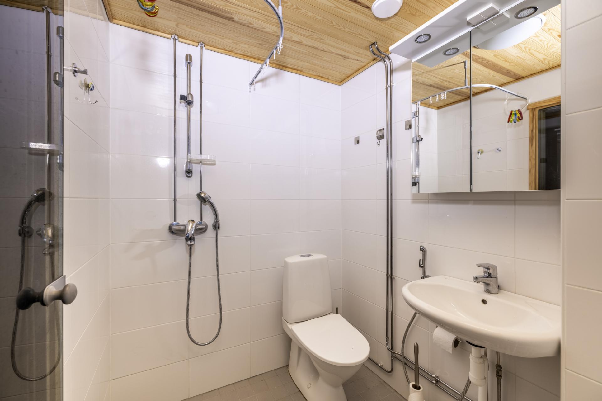 kylpyhuone (remontoitu putkiremontin yhteydessä)