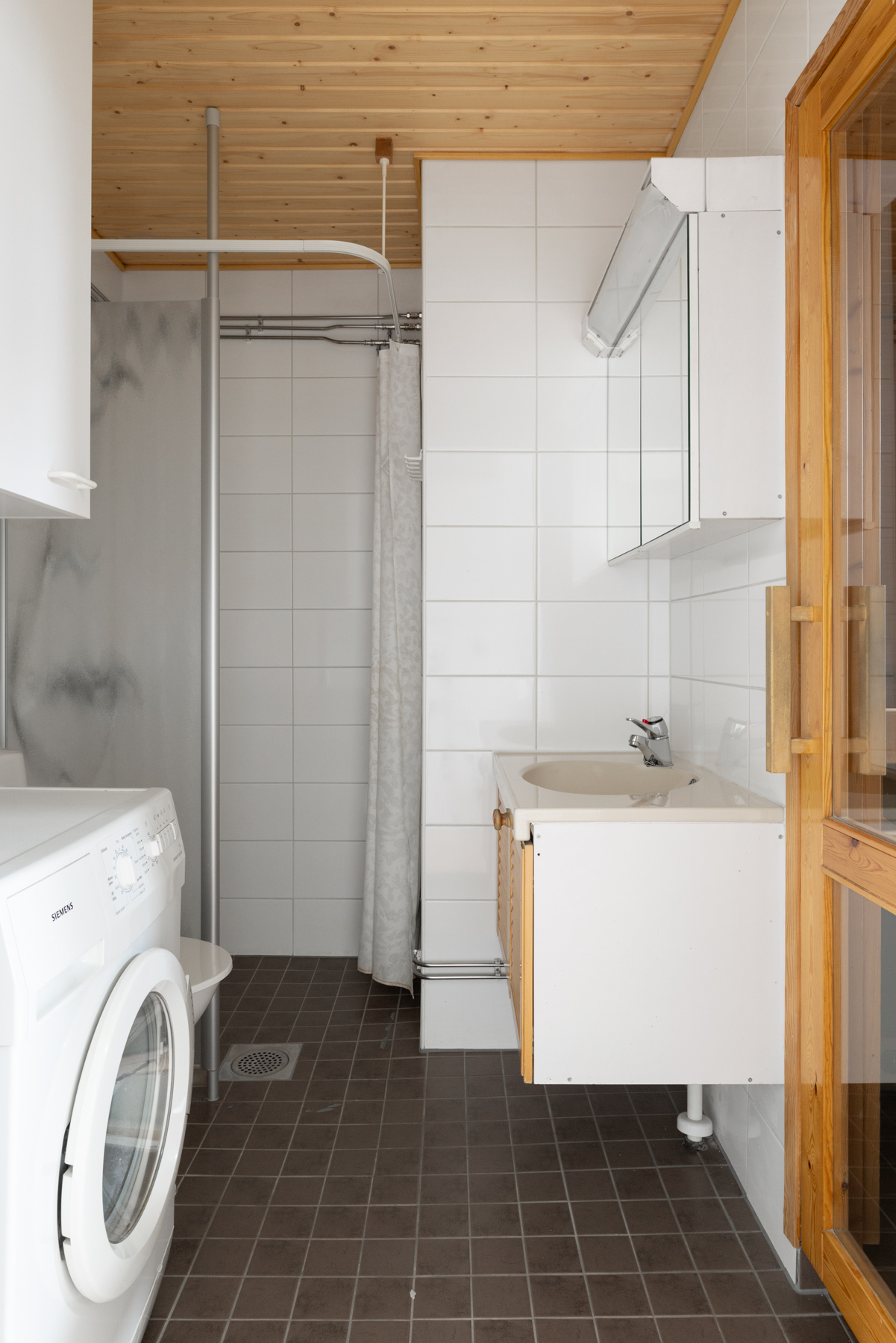 Yläkerran kylpyhuone/wc