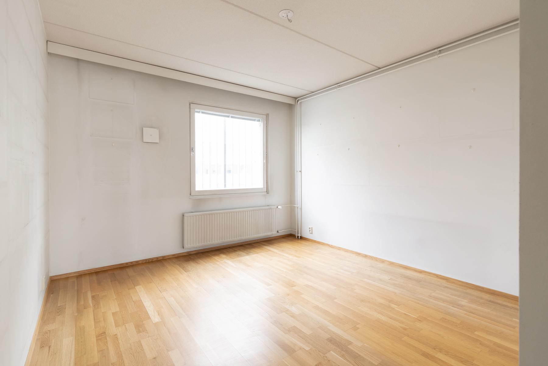 Alakerran toinen makuuhuone