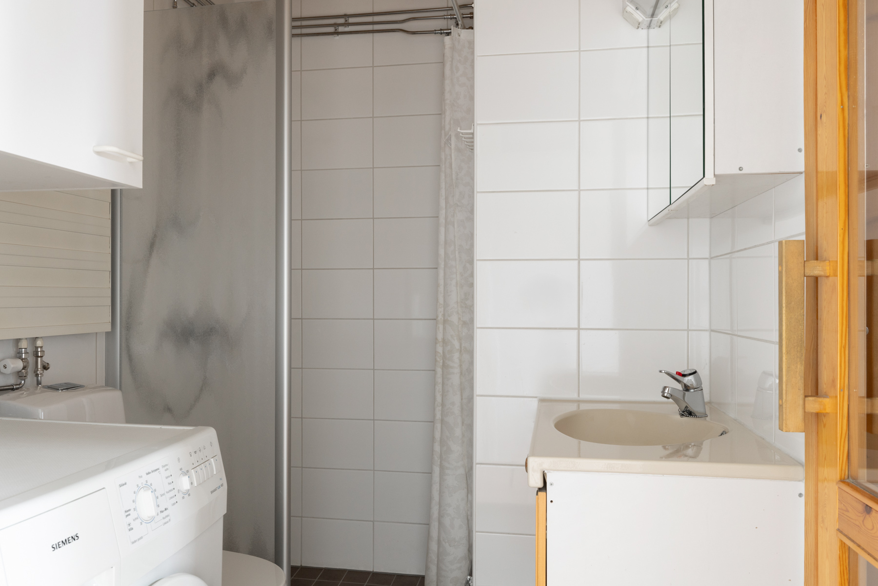 Yläkerran kylpyhuone/wc