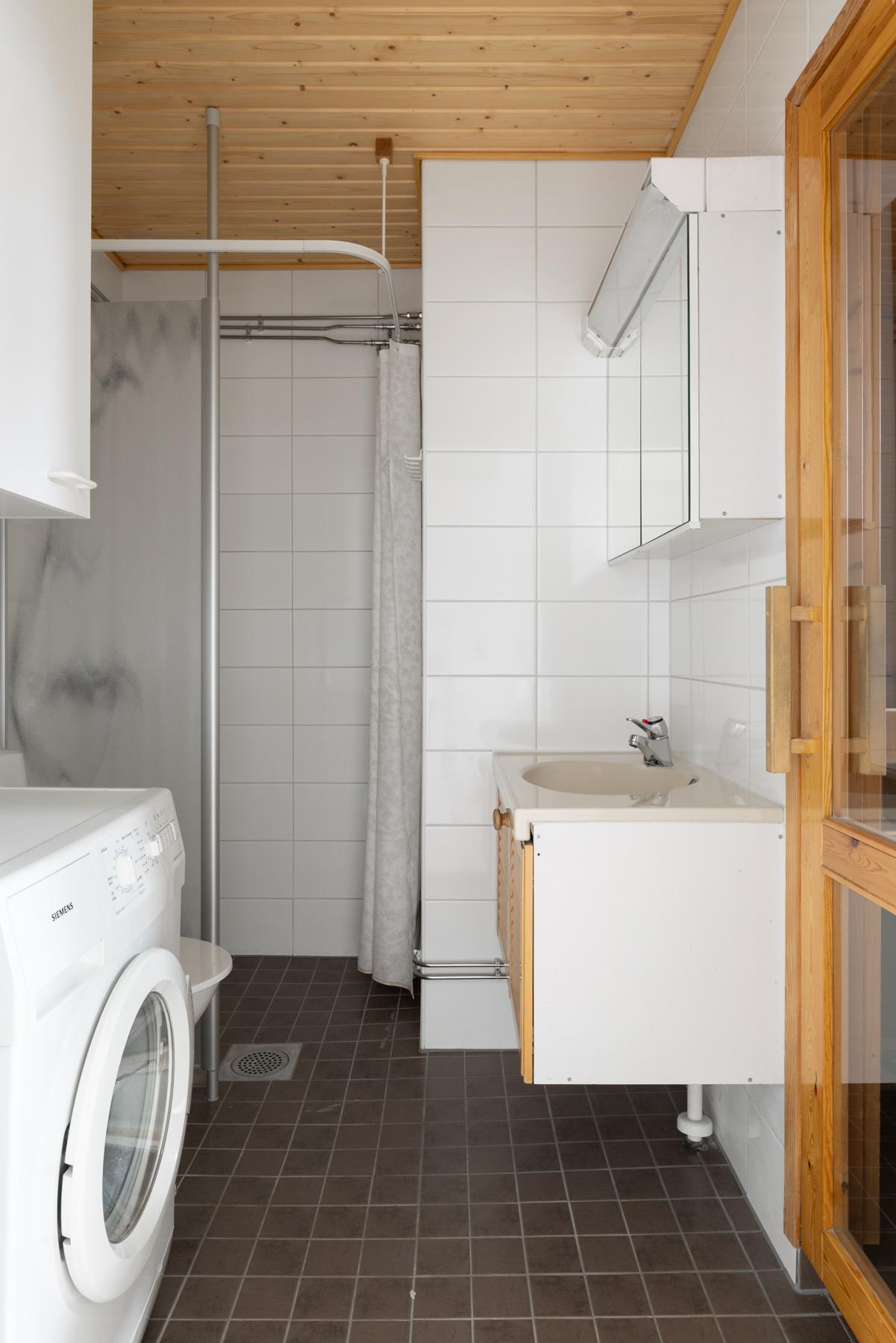 Yläkerran kylpyhuone/wc