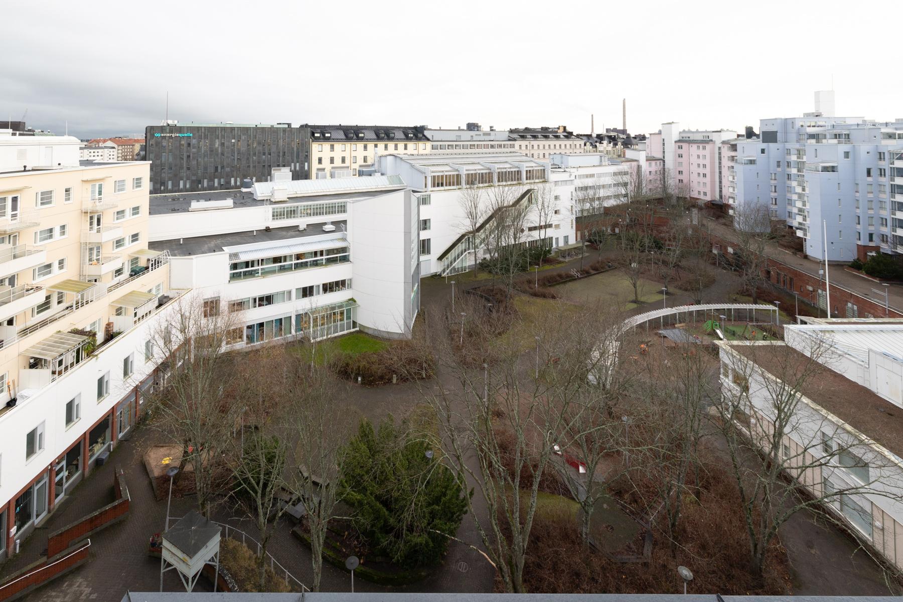 Näkymää yläkerran parvekkeelta