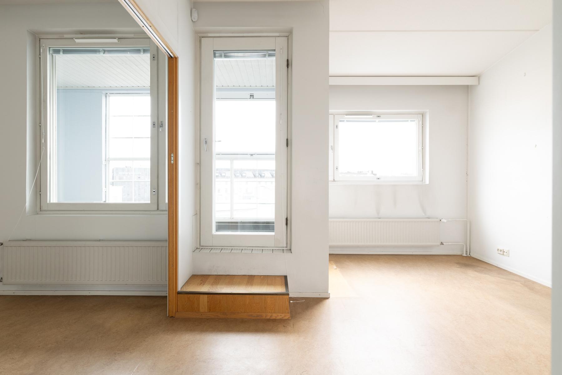 Yläkerran toista makuuhuonetta / arkiolohuonetta / työhuonetta tms ja käynti parvekkeelle